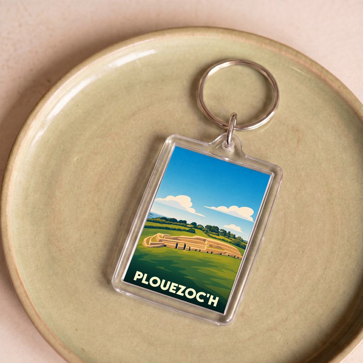 Porte-clés souvenir de la ville de Plouezoc'h avec une illustration stylisée du Cairn de Barnenez.