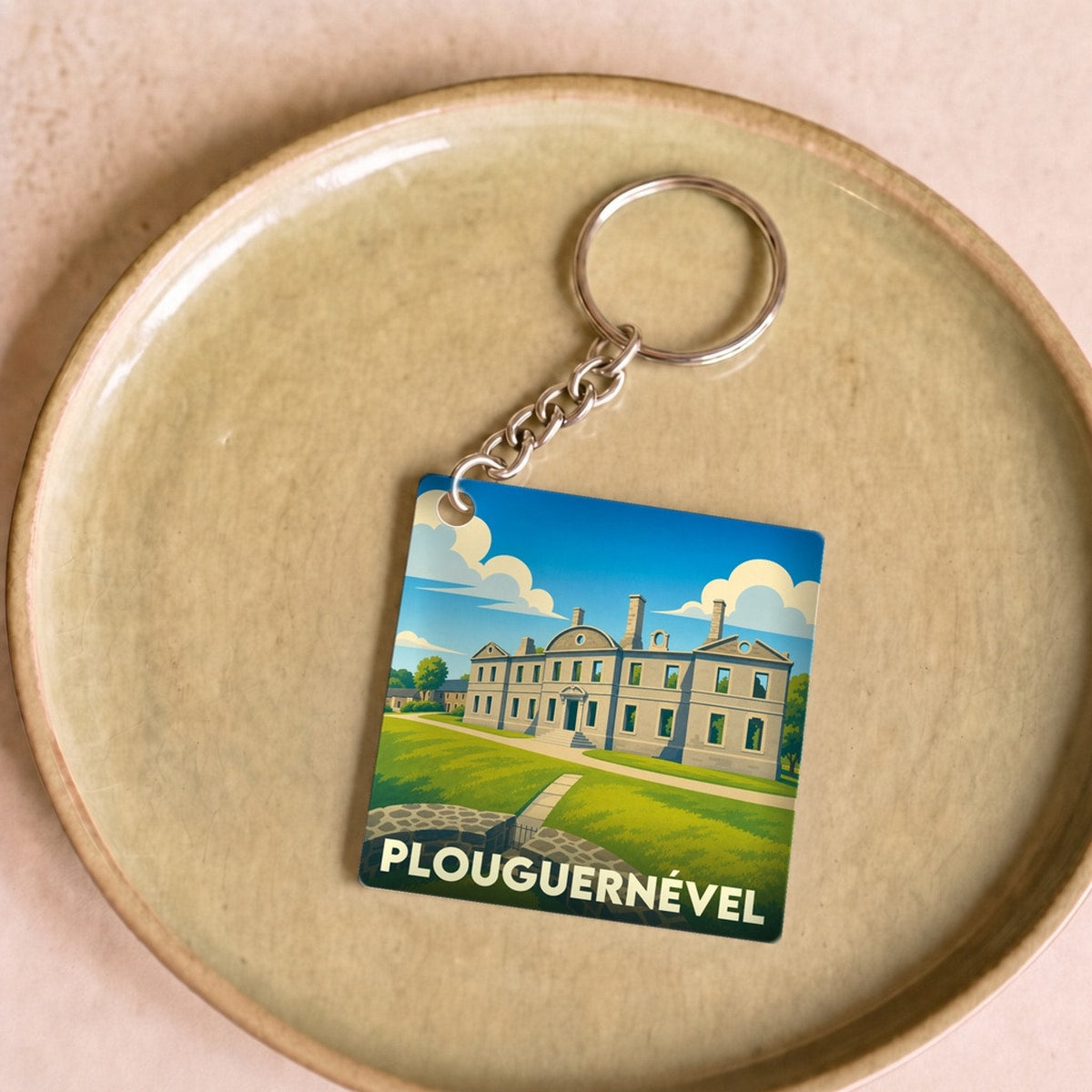 Porte-clés souvenir de la ville de Plouguernével avec une illustration stylisée.