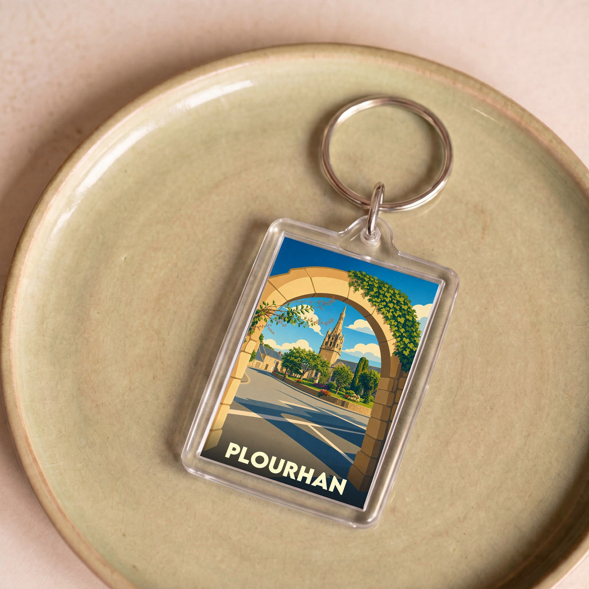 Porte-clés souvenir de la ville de Plourhan avec une illustration stylisée.