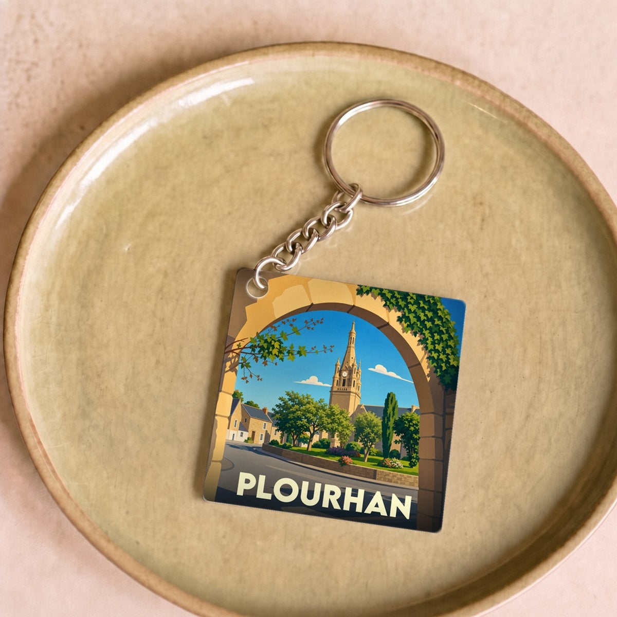 Porte-clés souvenir de la ville de Plourhan avec une illustration stylisée.
