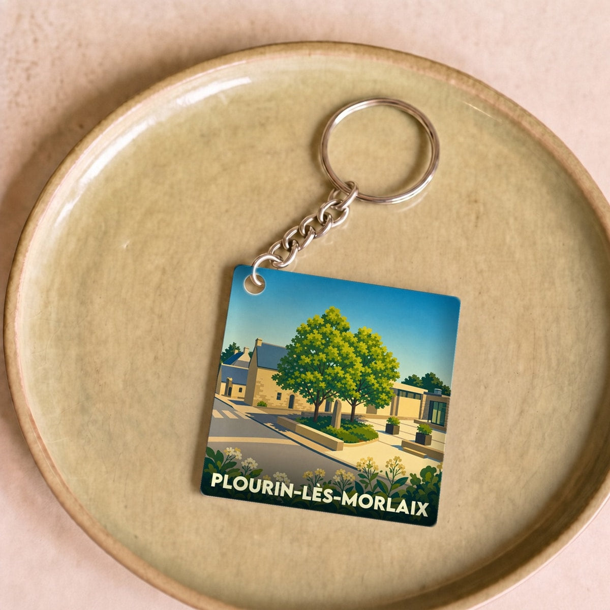 Porte-clés souvenir de la ville de Plourin-lès-Morlaix avec une illustration stylisée.