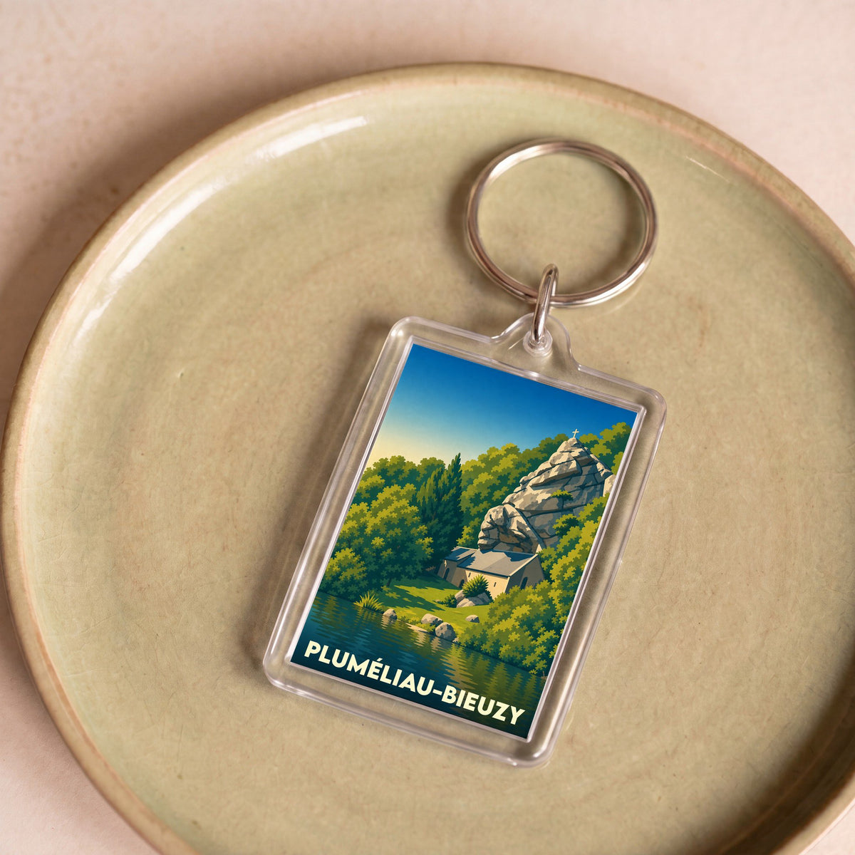 Porte-clés souvenir de la ville de Pluméliau-Bieuzy avec une illustration stylisée.