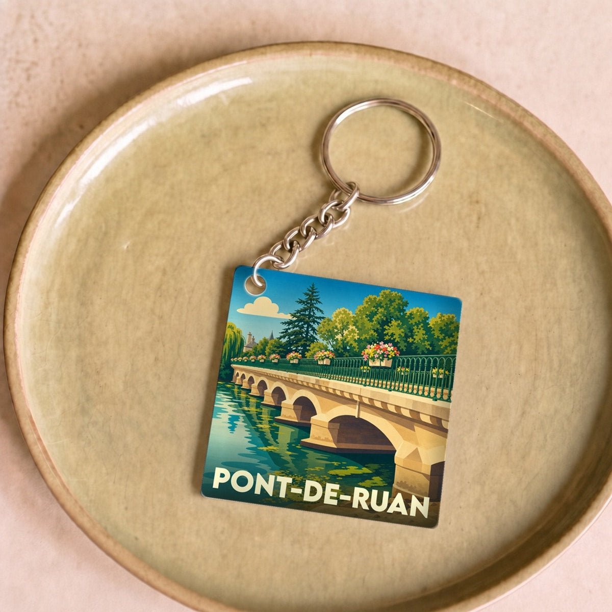 Porte-clés souvenir de la ville de Pont-de-Ruan avec une illustration stylisée de son pont.