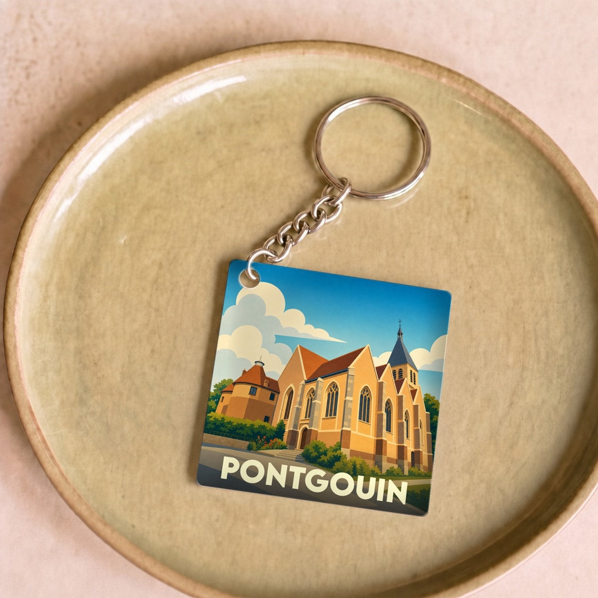 Porte-clés souvenir de la ville de Pontgouin avec une illustration stylisée de son église.