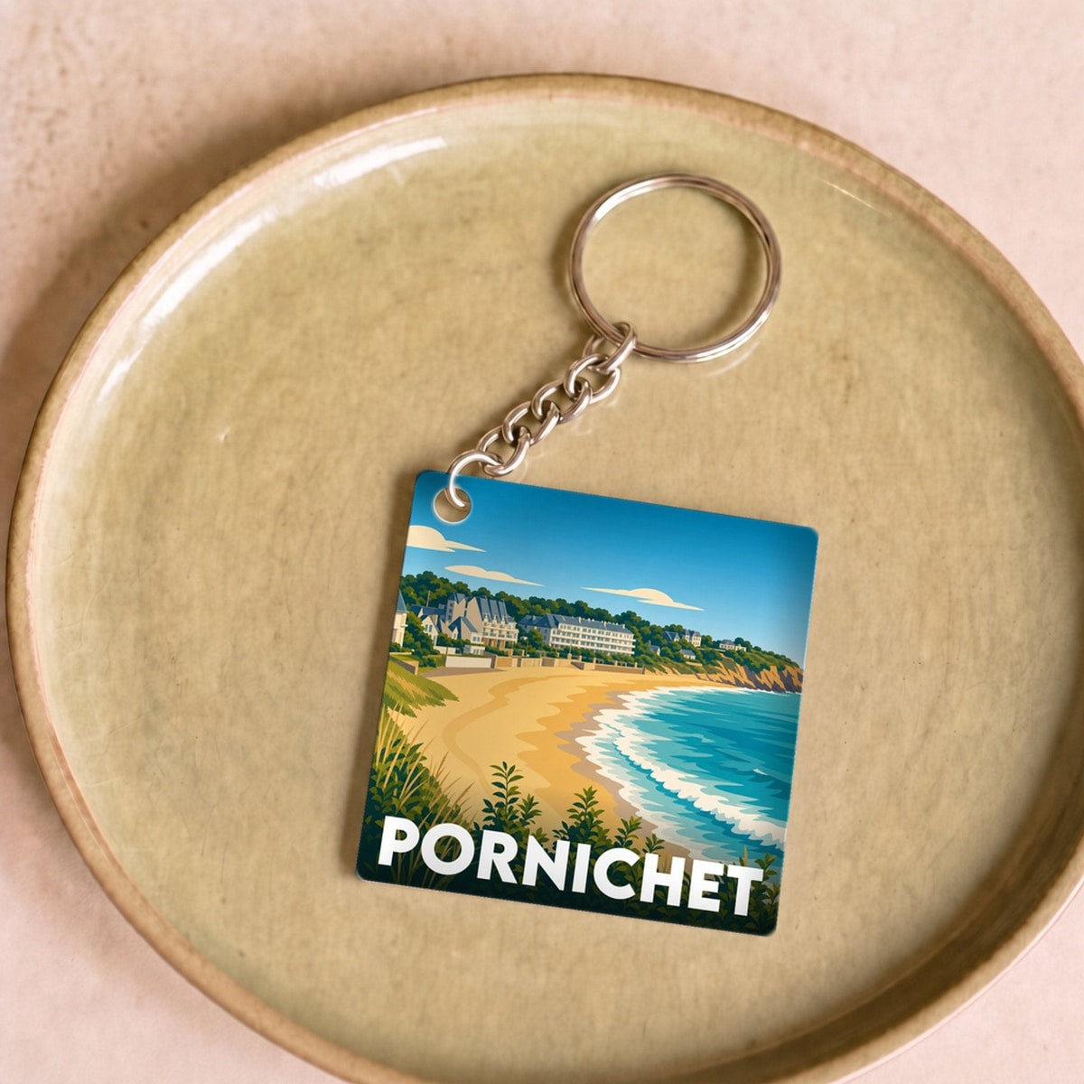 Porte-clés souvenir de la ville de Pornichet avec une illustration stylisée de sa plage.