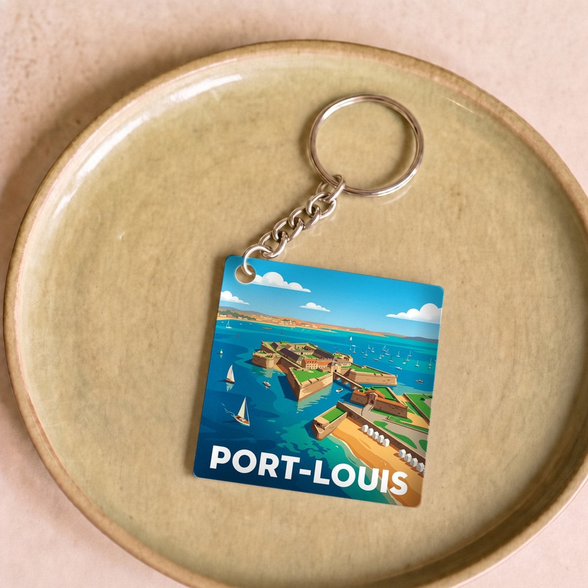 Porte-clés souvenir de la ville de Port-Louis avec une illustration stylisée.