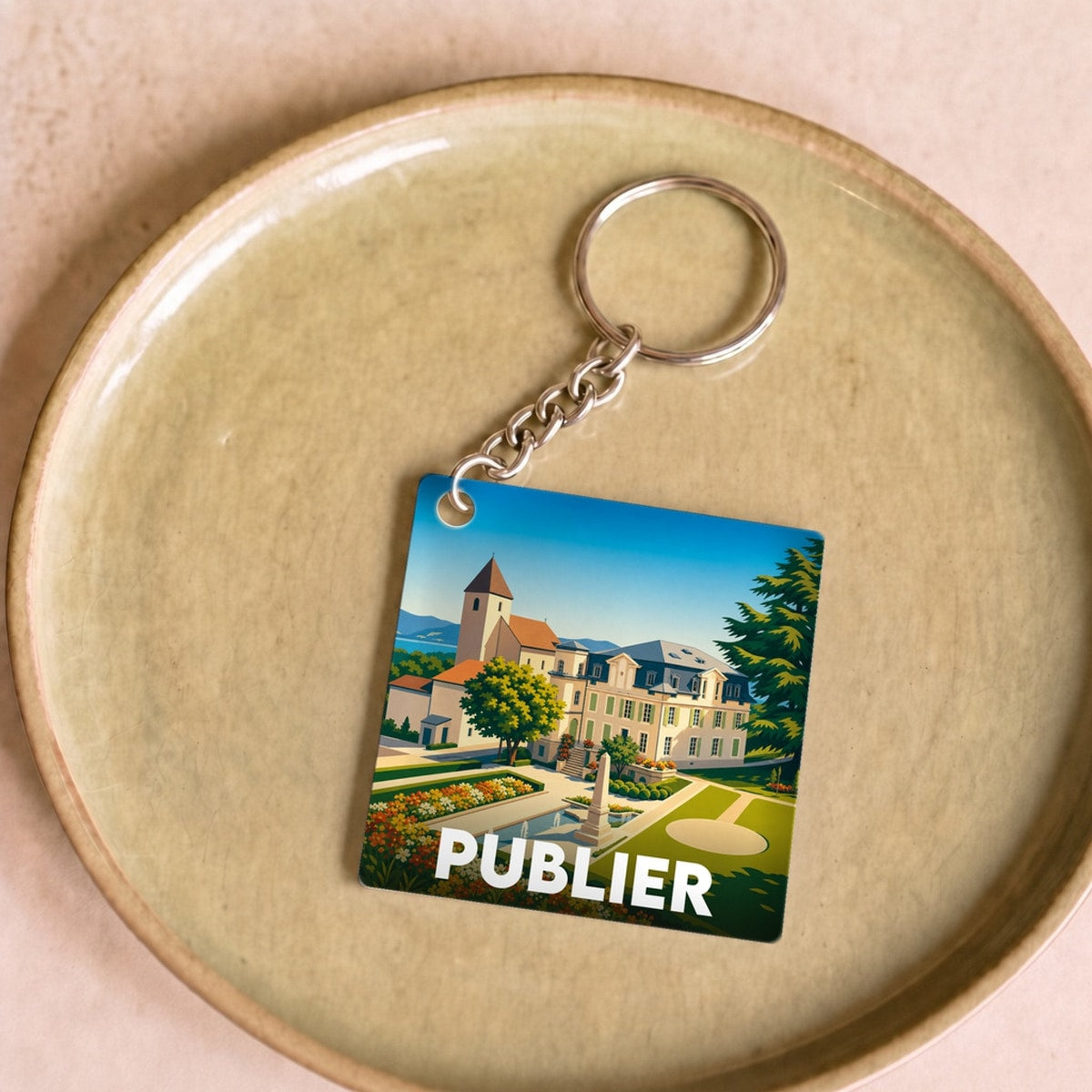 Porte-clés souvenir de la ville de Publier avec une illustration stylisée de son architecture.