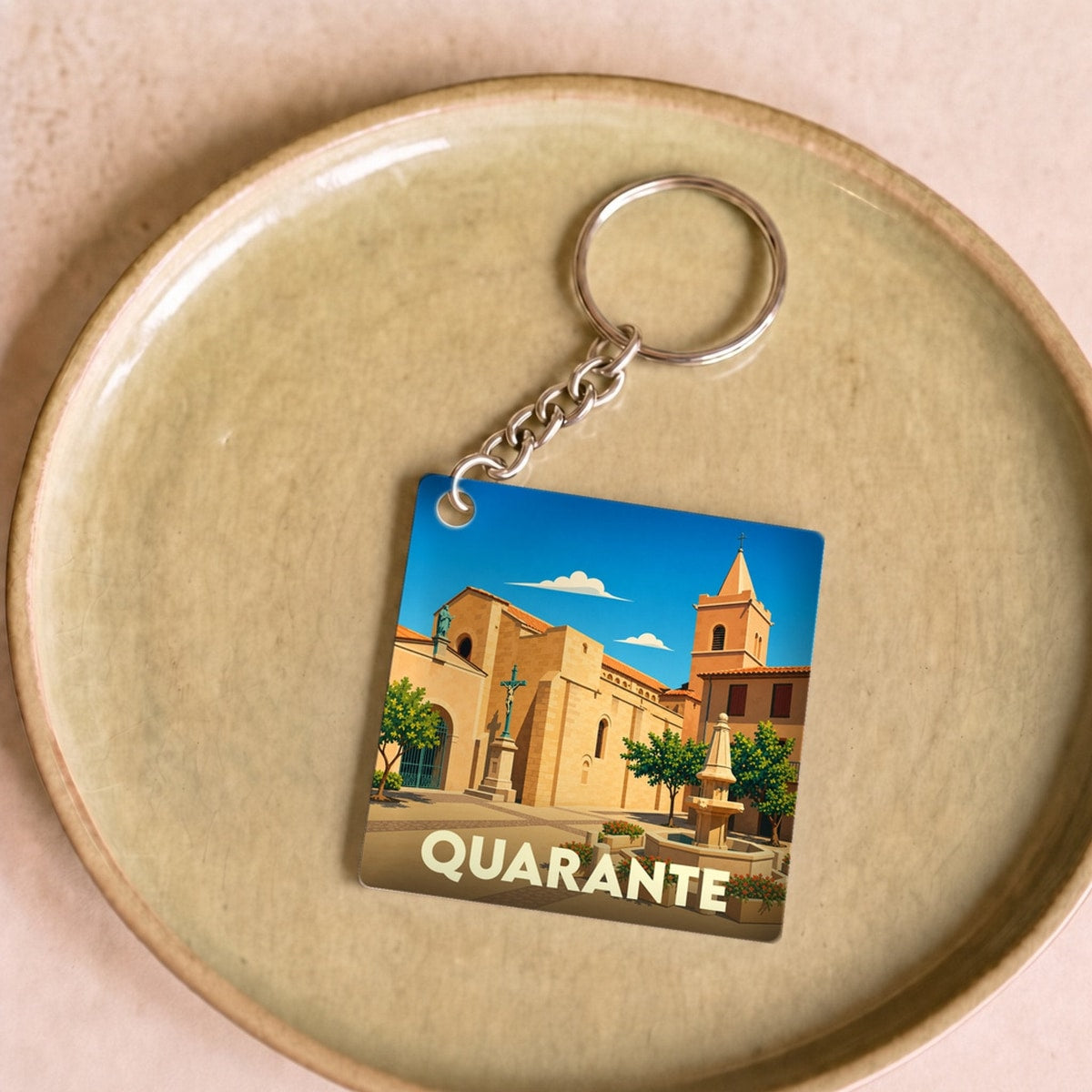 Porte-clés souvenir de la ville de Quarante avec une illustration stylisée.