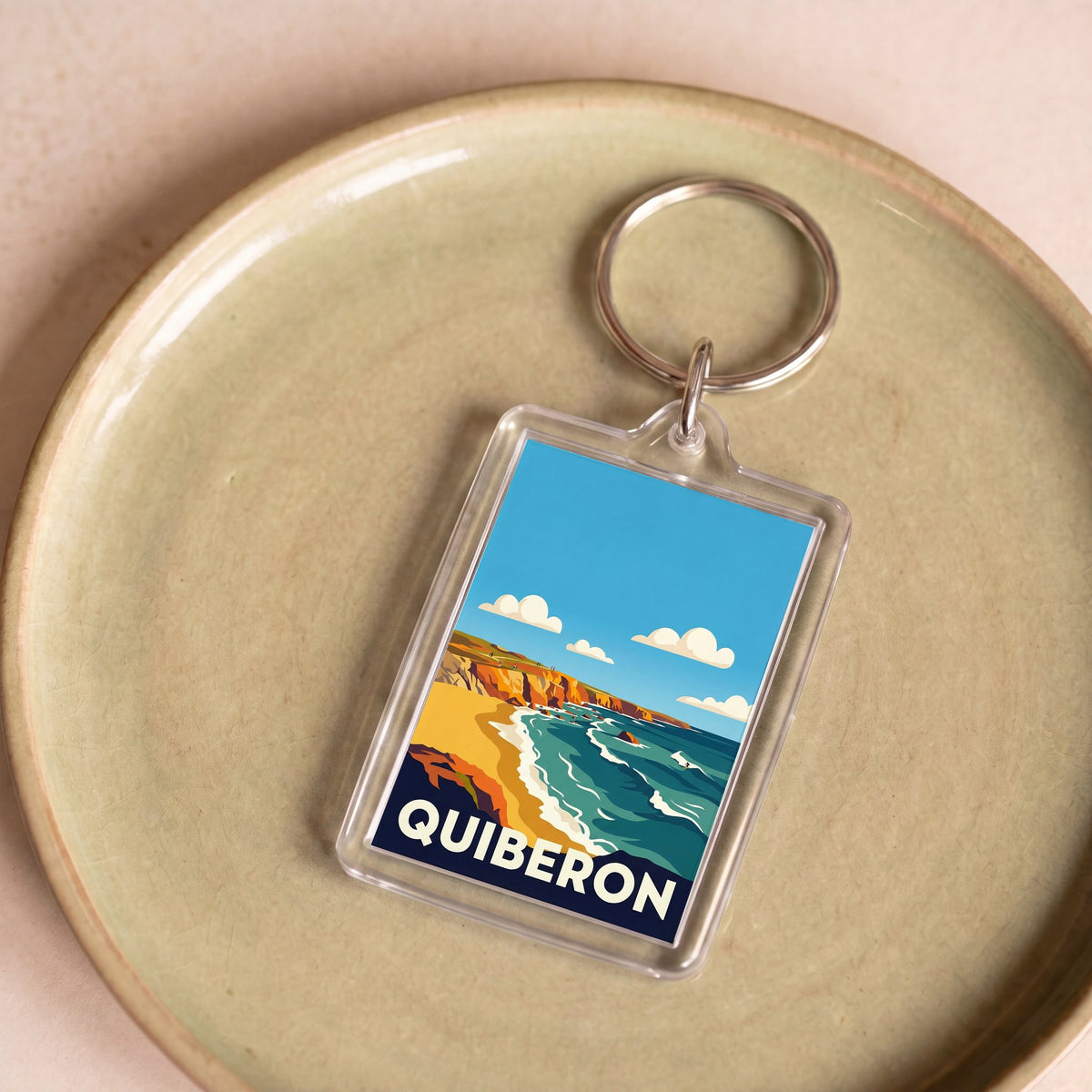 Porte-clés souvenir de la ville de Quiberon avec une illustration stylisée de son littoral.