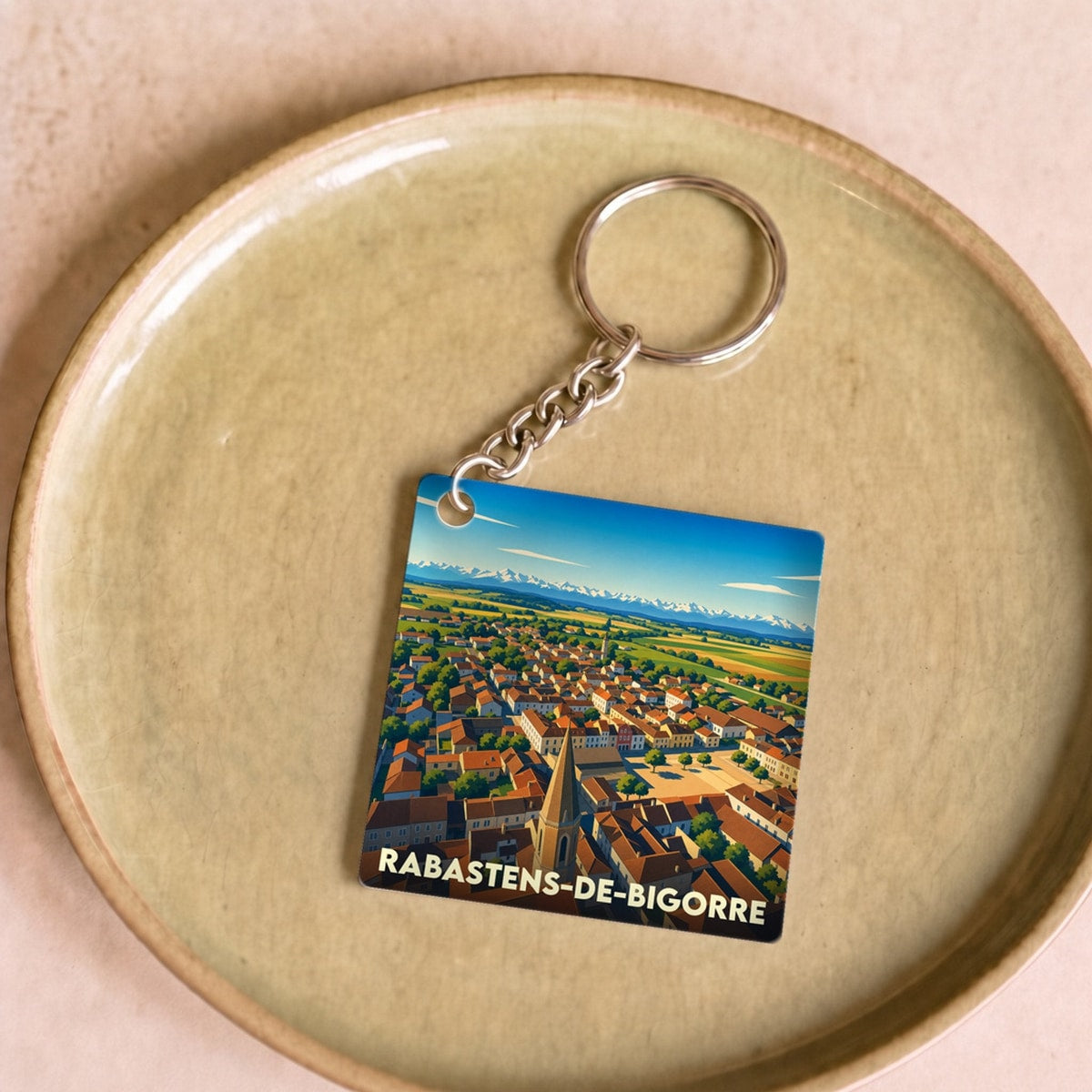 Porte-clés souvenir de la ville de Rabastens-de-Bigorre avec une illustration stylisée vue du ciel.