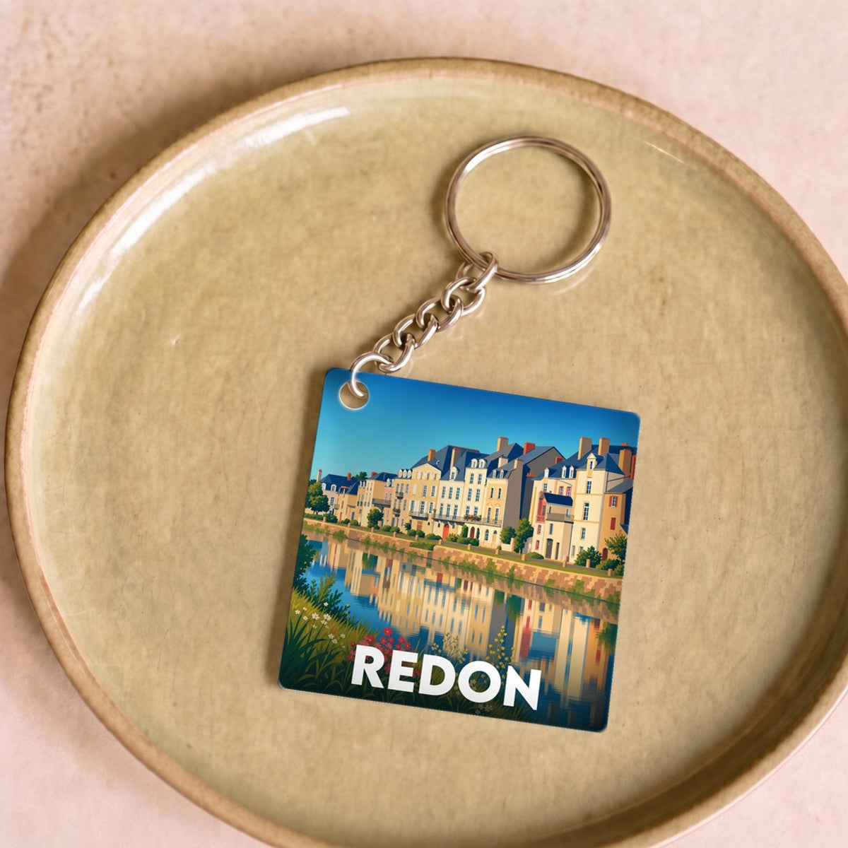 Porte-clés souvenir de la ville de Redon avec une illustration stylisée des bords de la Vilaine.