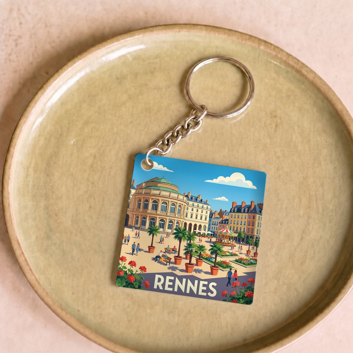 Porte-clés souvenir de la ville de Rennes avec une illustration stylisée et colorée.