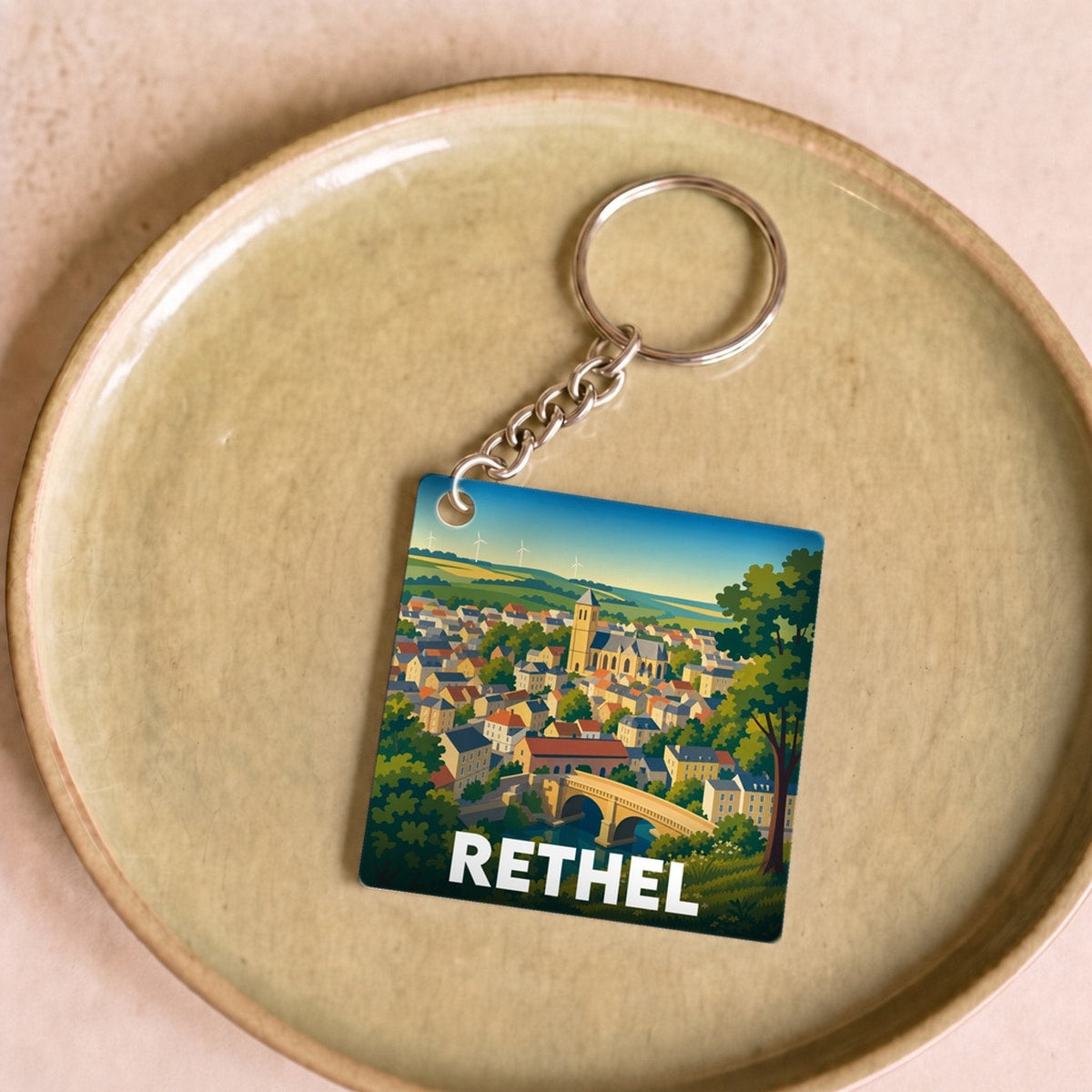 Porte-clés souvenir de la ville de Rethel avec une illustration stylisée.