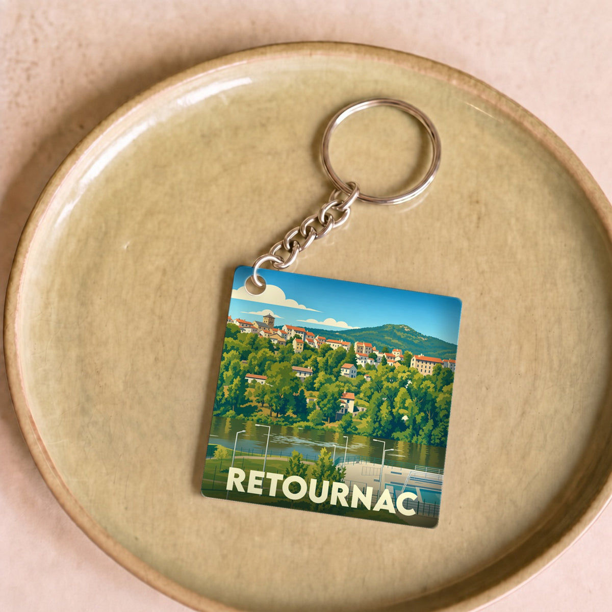 Porte-clés souvenir de la ville de Retournac avec une illustration stylisée.