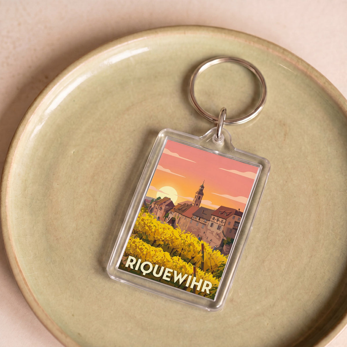 Porte-clés souvenir de la ville de Riquewihr avec une illustration stylisée.
