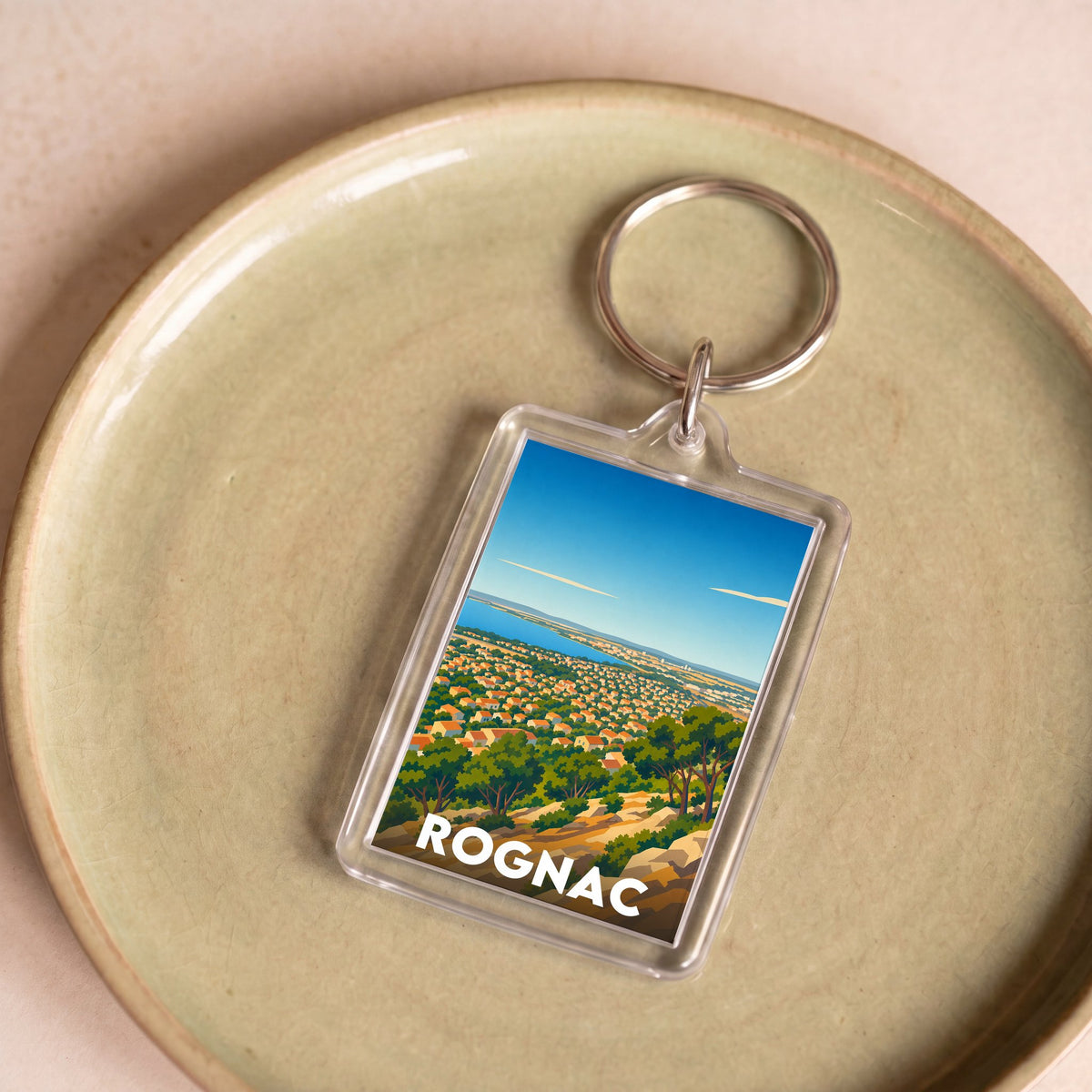 Porte-clés souvenir de la ville de Rognac avec une illustration stylisée.
