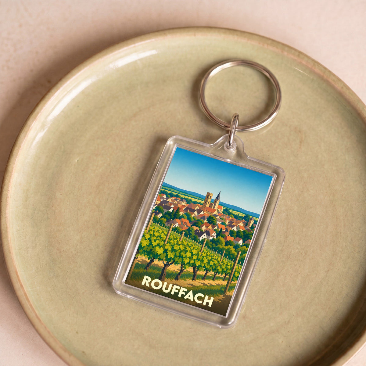 Porte-clés souvenir de la ville de Rouffach avec une illustration stylisée de ses vignobles et de son église.