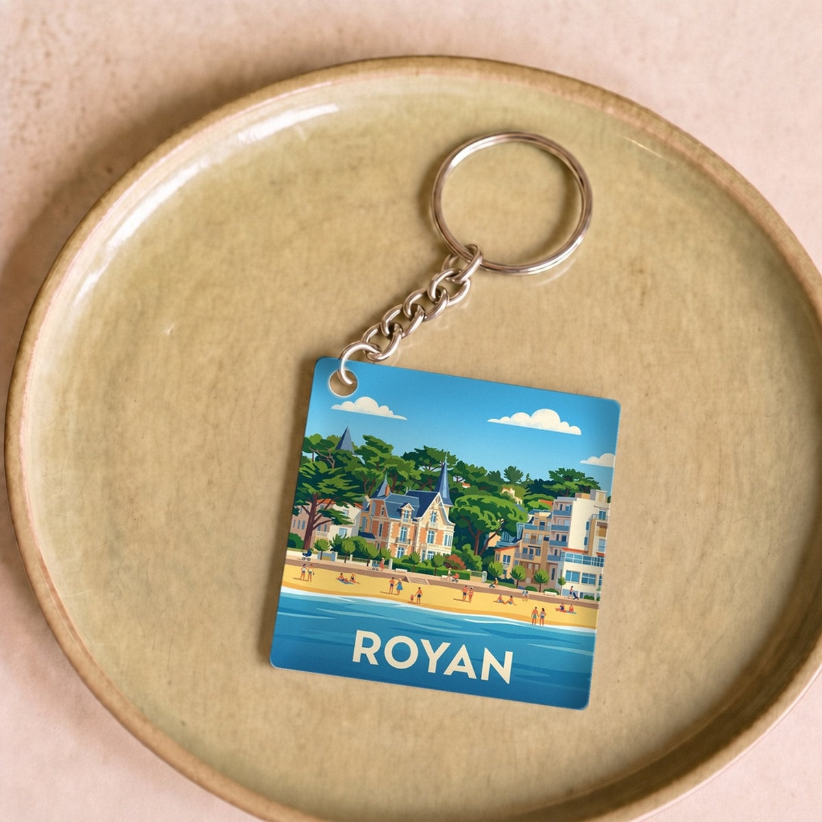 Porte-clés souvenir de la ville de Royan avec une illustration stylisée de son bord de mer.