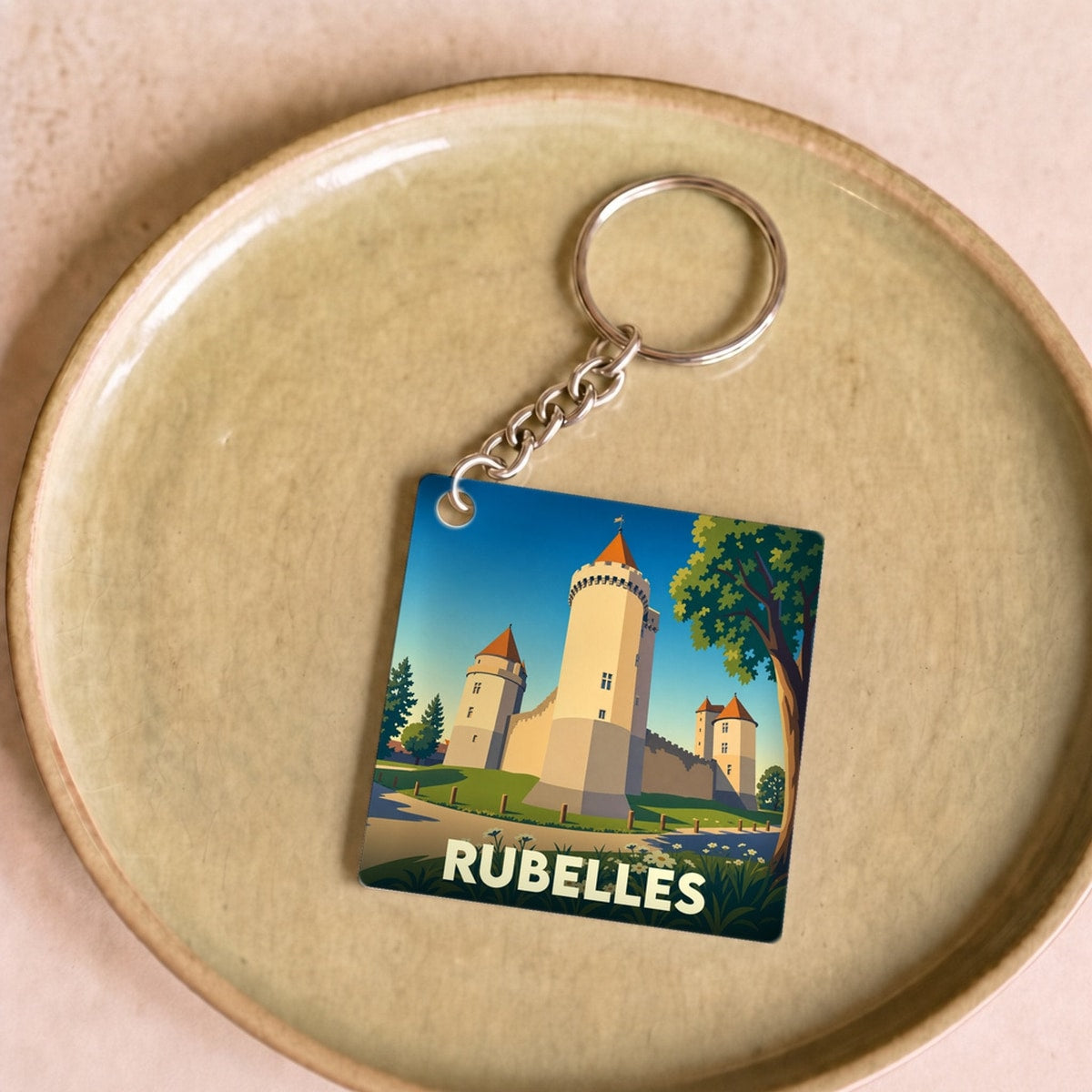 Porte-clés souvenir de la ville de Rubelles avec une illustration stylisée de son château.