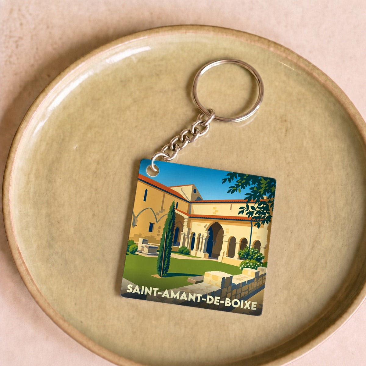 Porte-clés souvenir de la ville de Saint-Amant-de-Boixe avec une illustration stylisée de son abbaye.