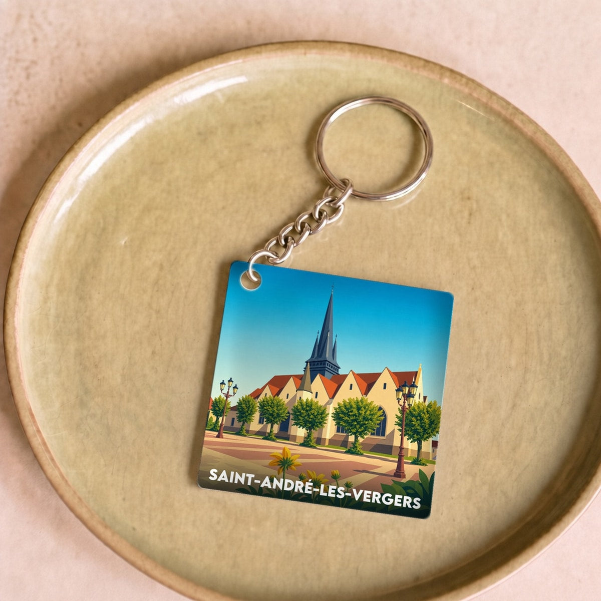 Porte-clés souvenir de la ville de Saint-André-les-Vergers avec une illustration stylisée de son église.