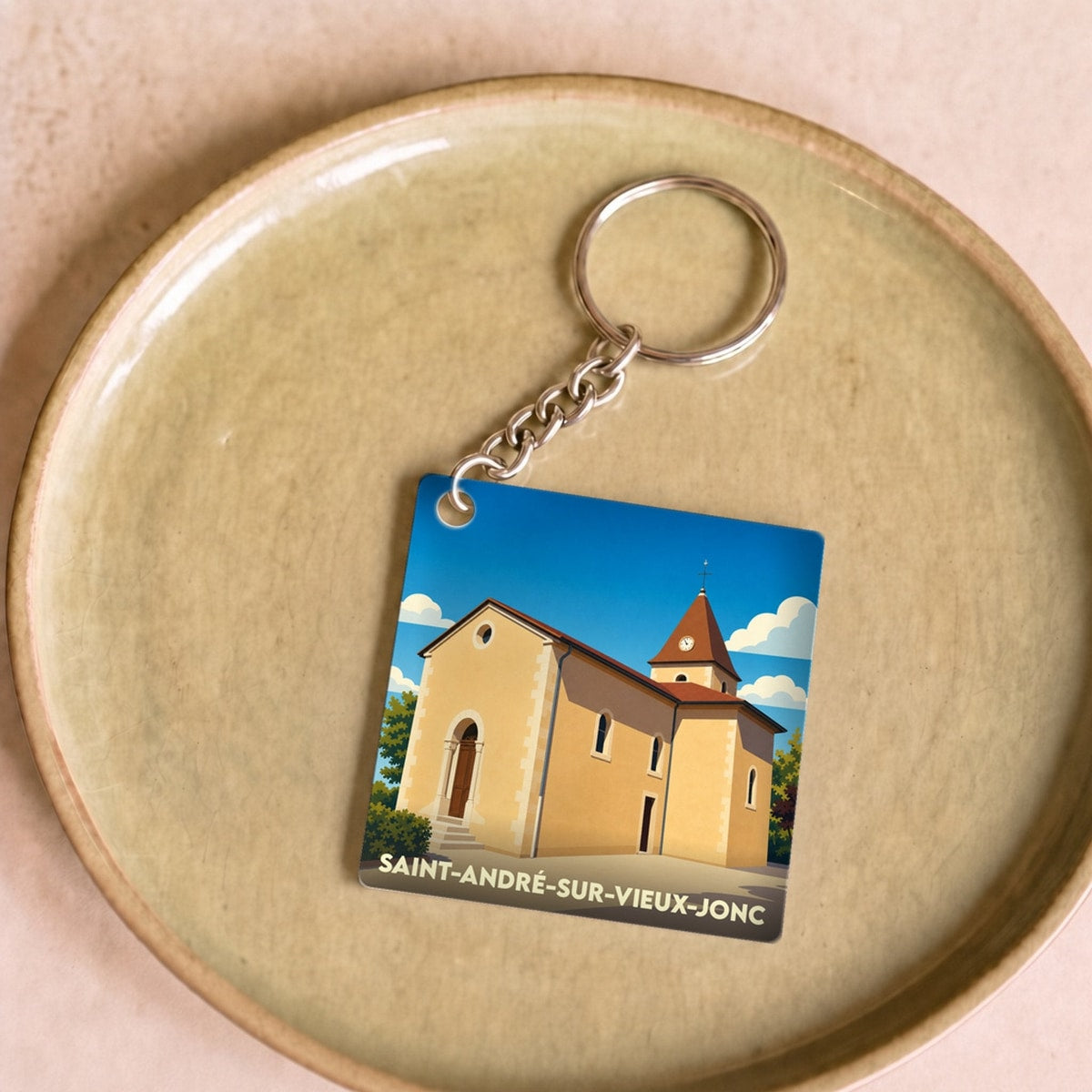 Porte-clés souvenir de la ville de Saint-André-sur-Vieux-Jonc avec une illustration stylisée de son église.