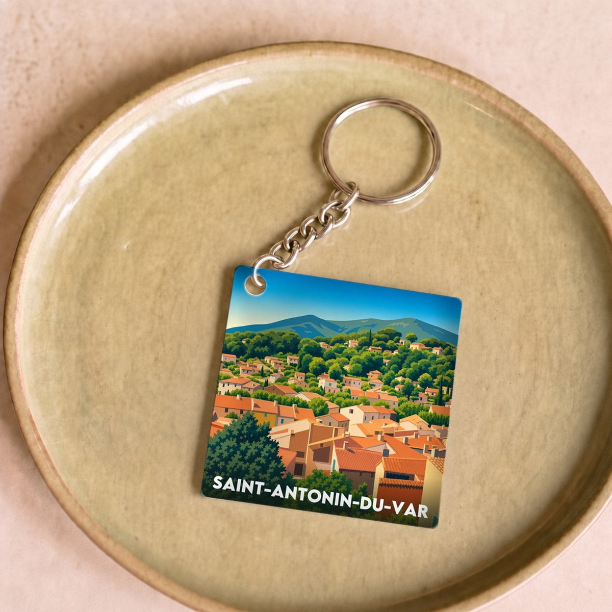Porte-clés souvenir de la ville de Saint-Antonin-du-Var avec une illustration stylisée.