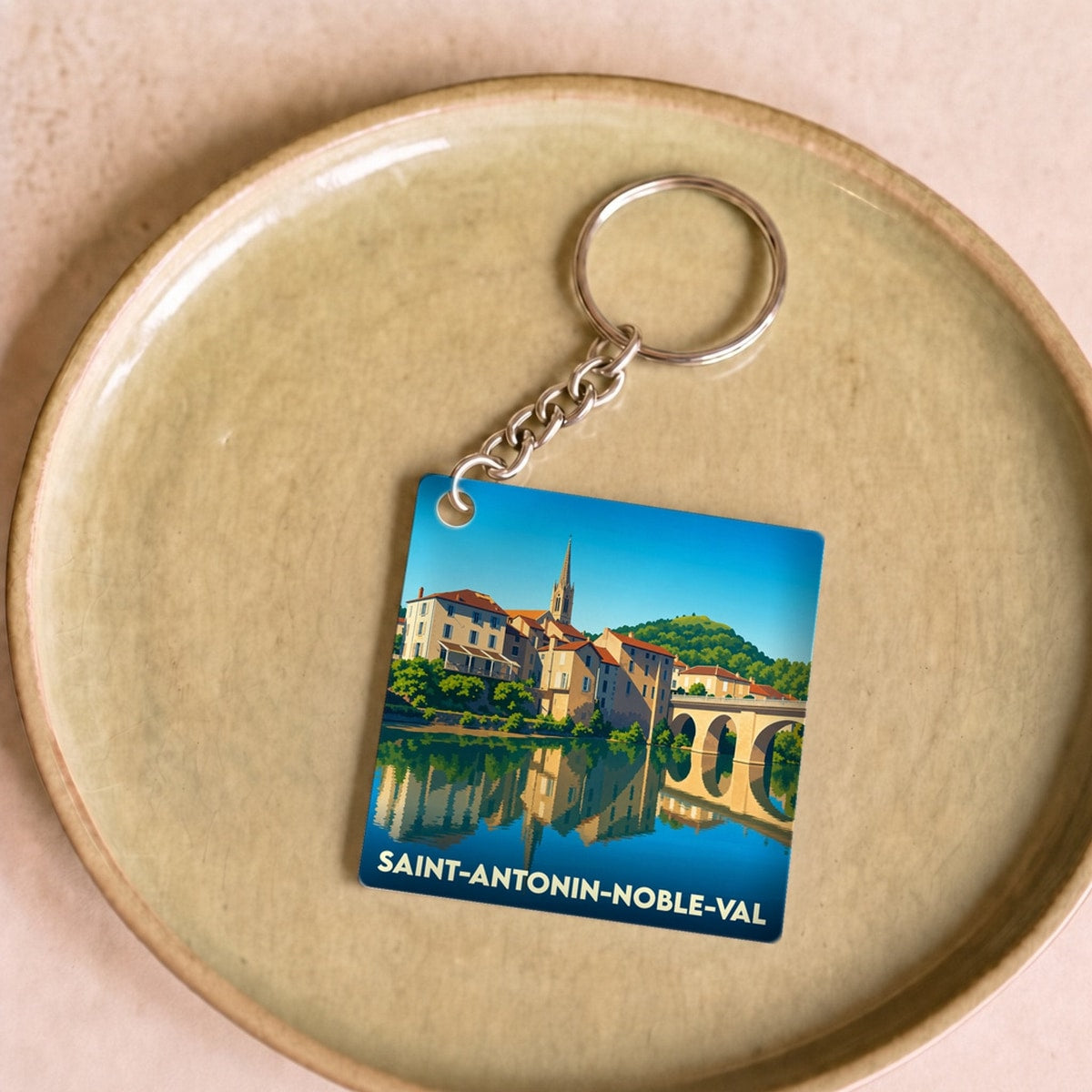 Porte-clés souvenir de la ville de Saint-Antonin-Noble-Val avec une illustration stylisée.
