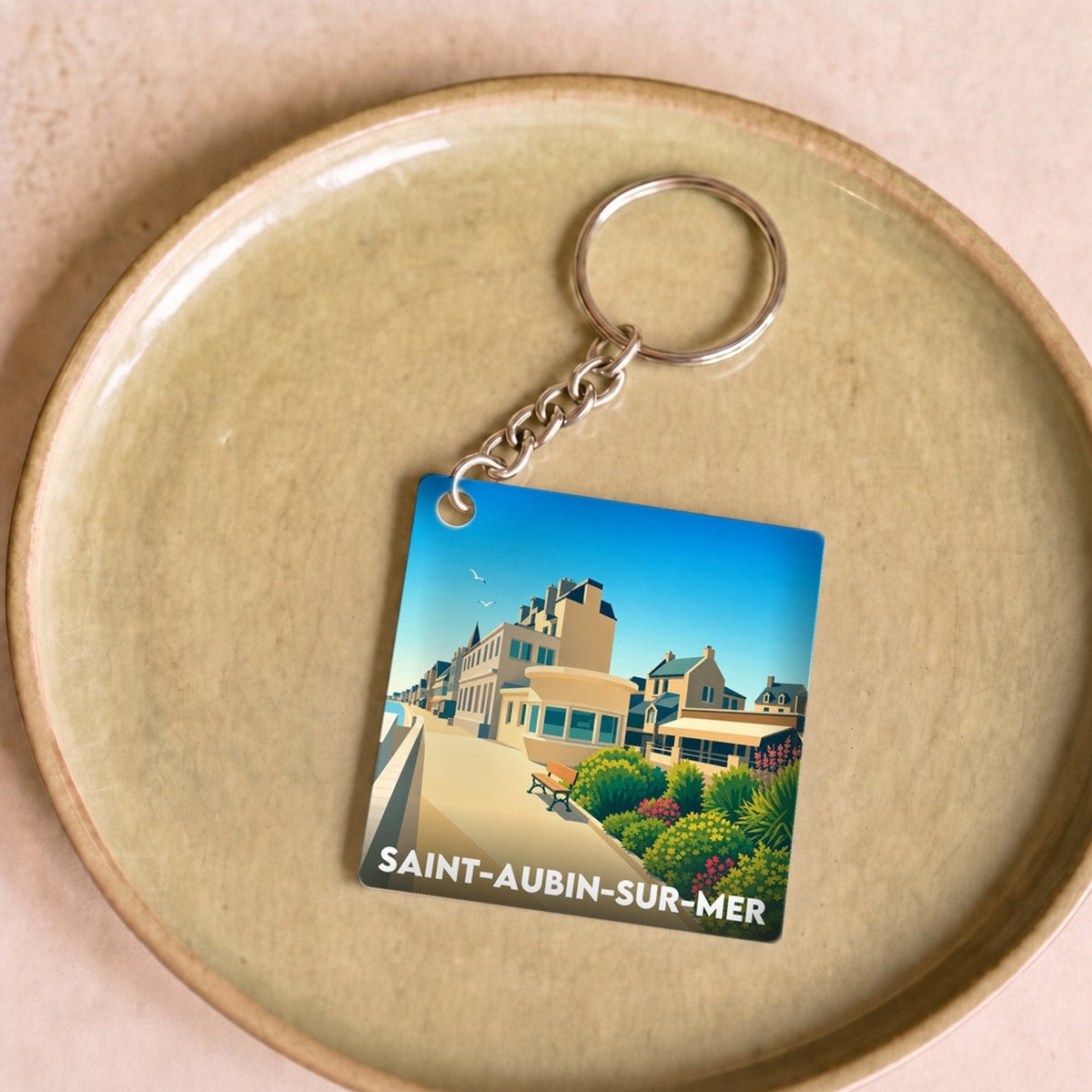 Porte-clés souvenir de la ville de Saint-Aubin-sur-Mer avec une illustration stylisée.