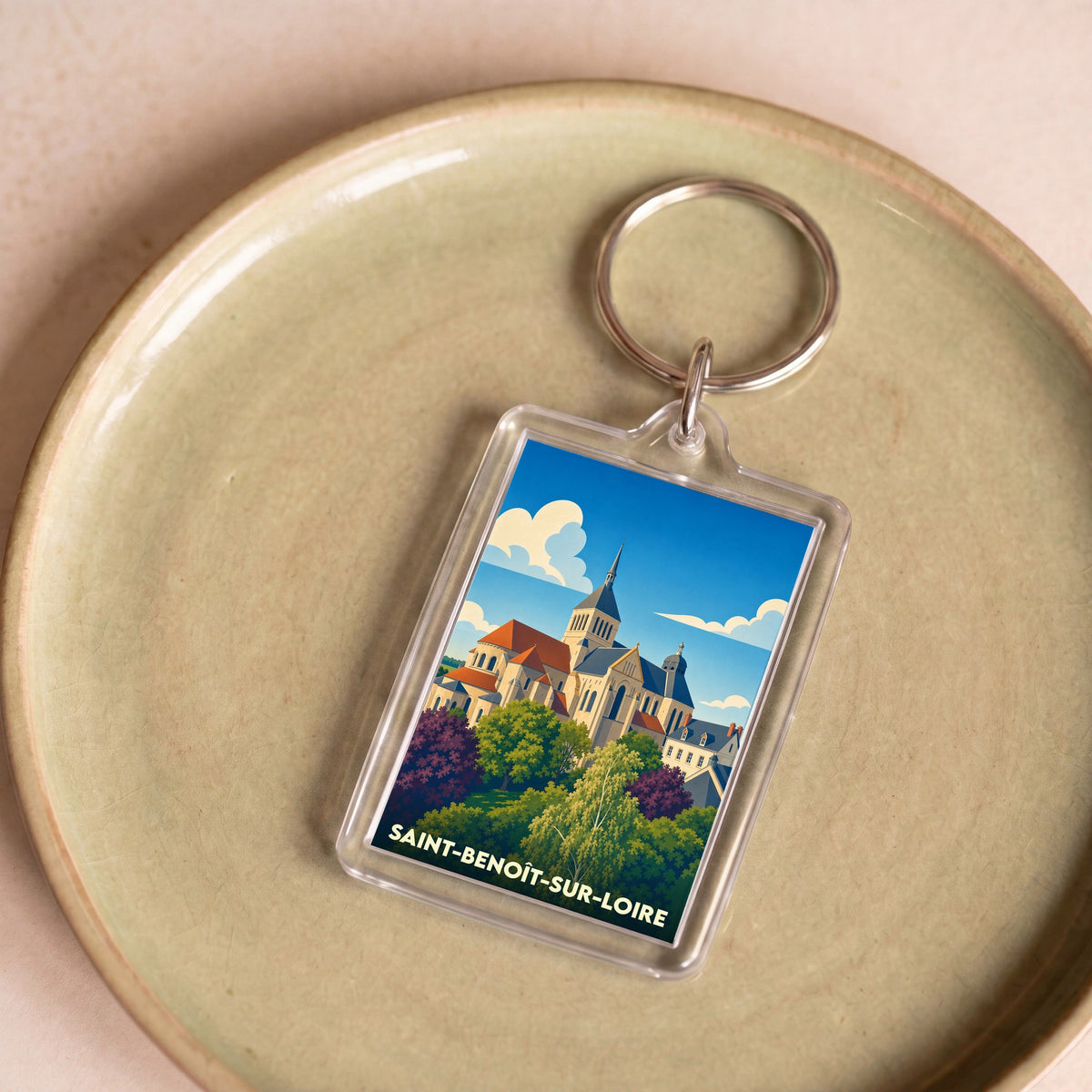 Porte-clés souvenir de la ville de Saint-Benoît-sur-Loire avec une illustration stylisée de son abbaye.