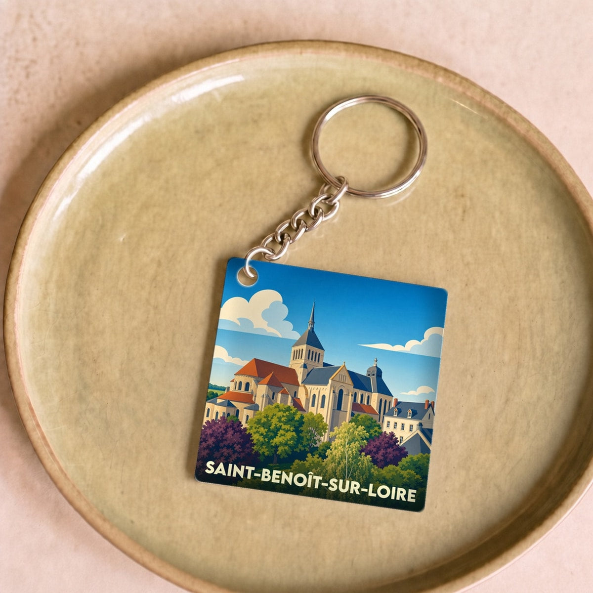 Porte-clés souvenir de la ville de Saint-Benoît-sur-Loire avec une illustration stylisée de son abbaye.