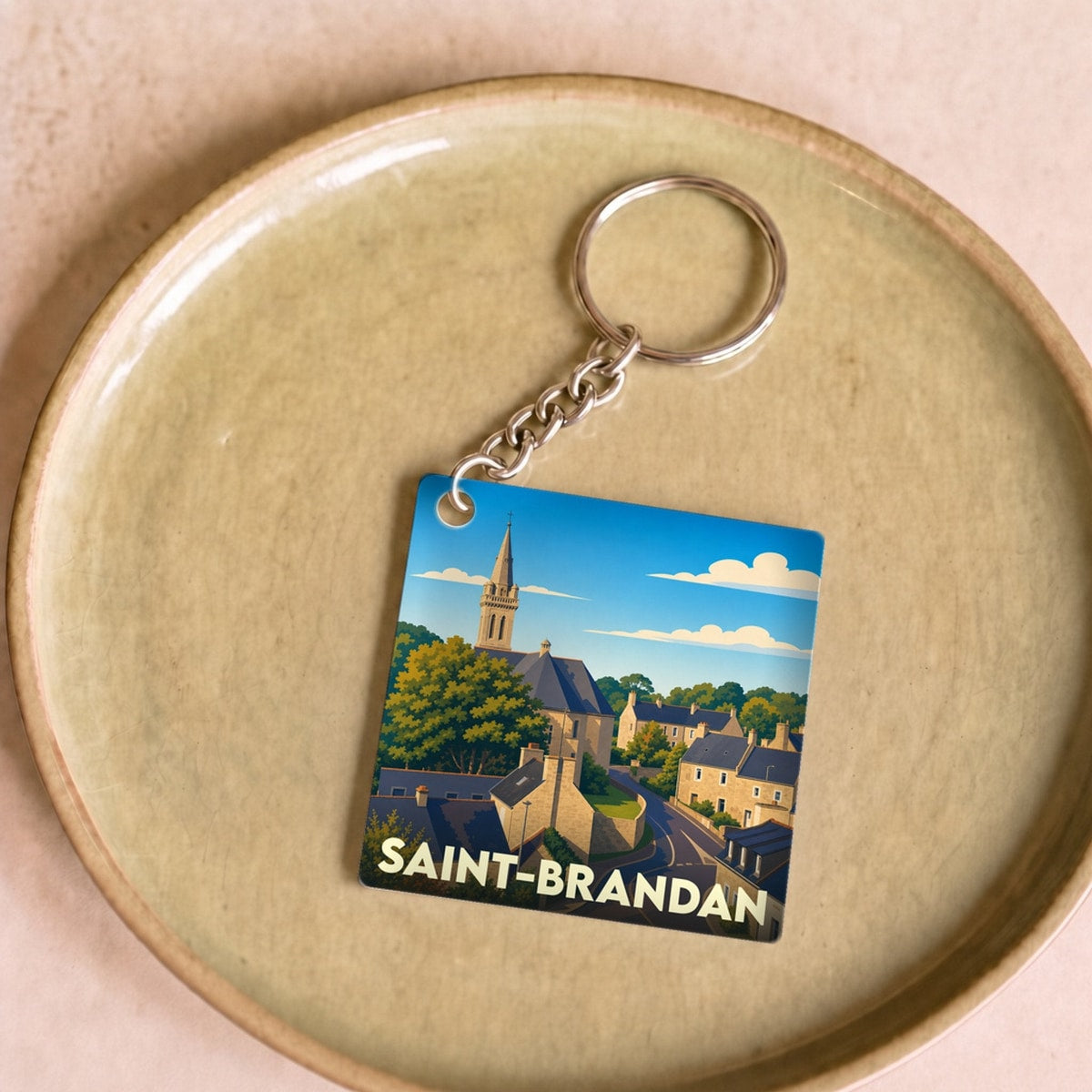 Porte-clés souvenir de la ville de Saint-Brandan avec une illustration stylisée.