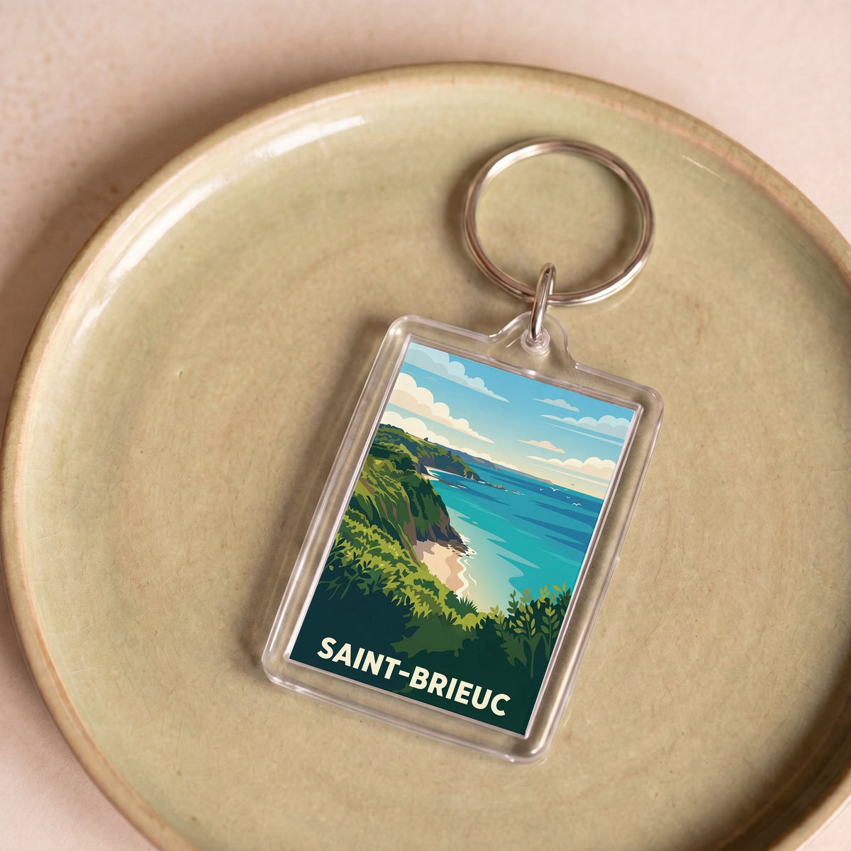 Porte-clés souvenir de la ville de Saint-Brieuc avec une illustration de paysage côtier.