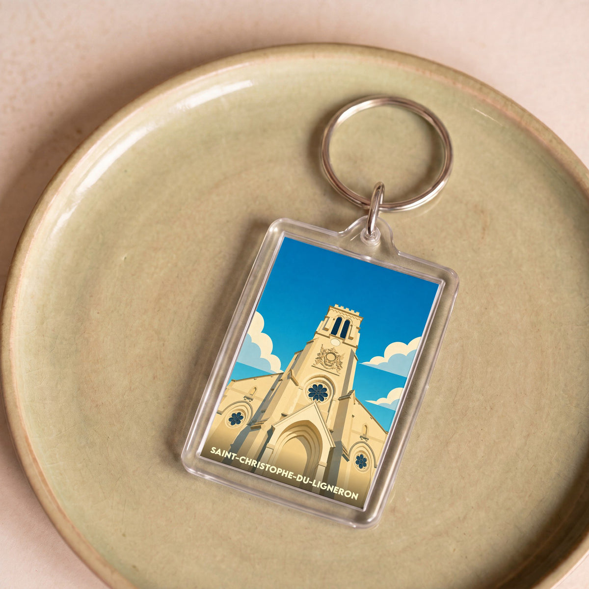 Porte-clés souvenir de la ville de Saint-Christophe-du-Ligneron avec une illustration stylisée de son église.