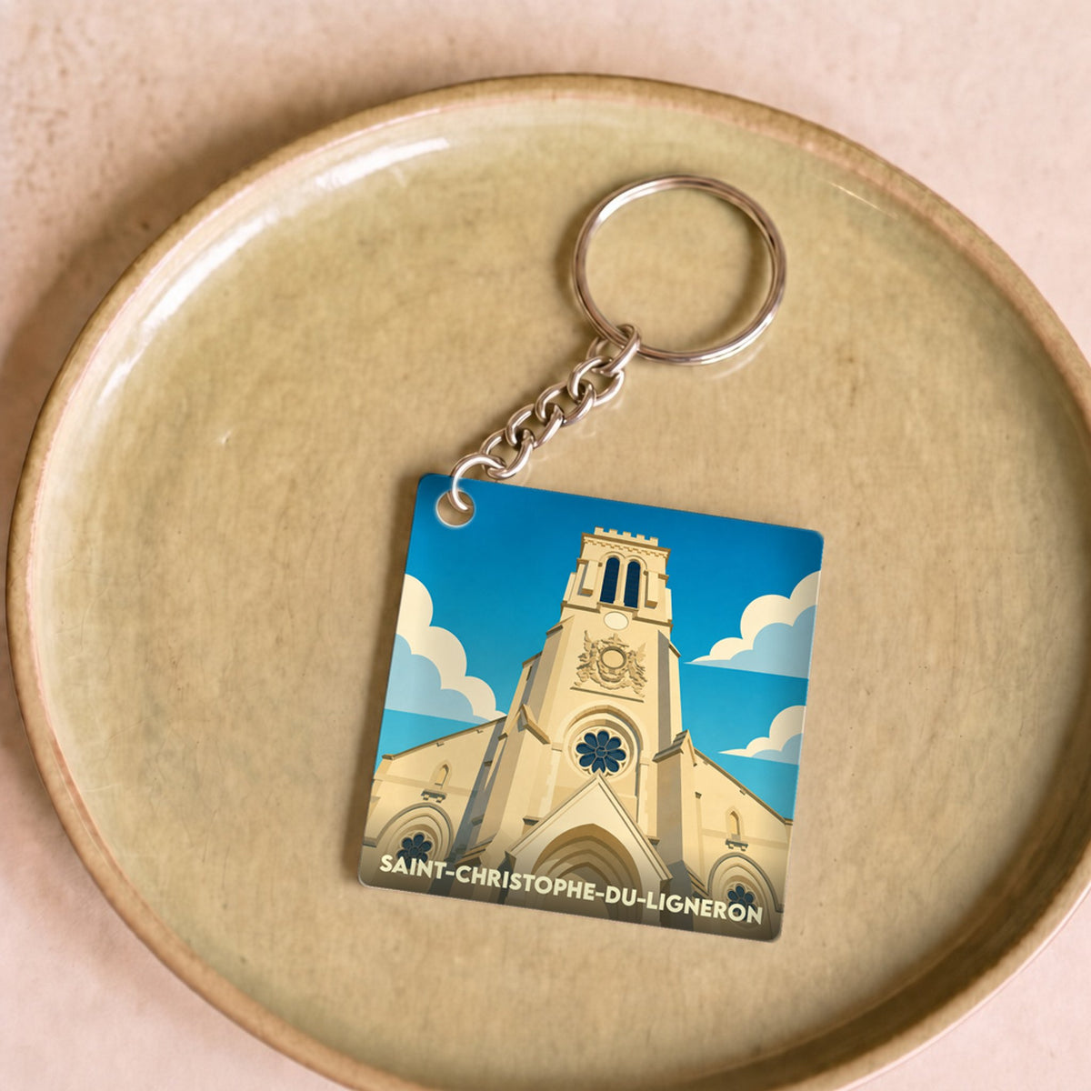 Porte-clés souvenir de la ville de Saint-Christophe-du-Ligneron avec une illustration stylisée de son église.