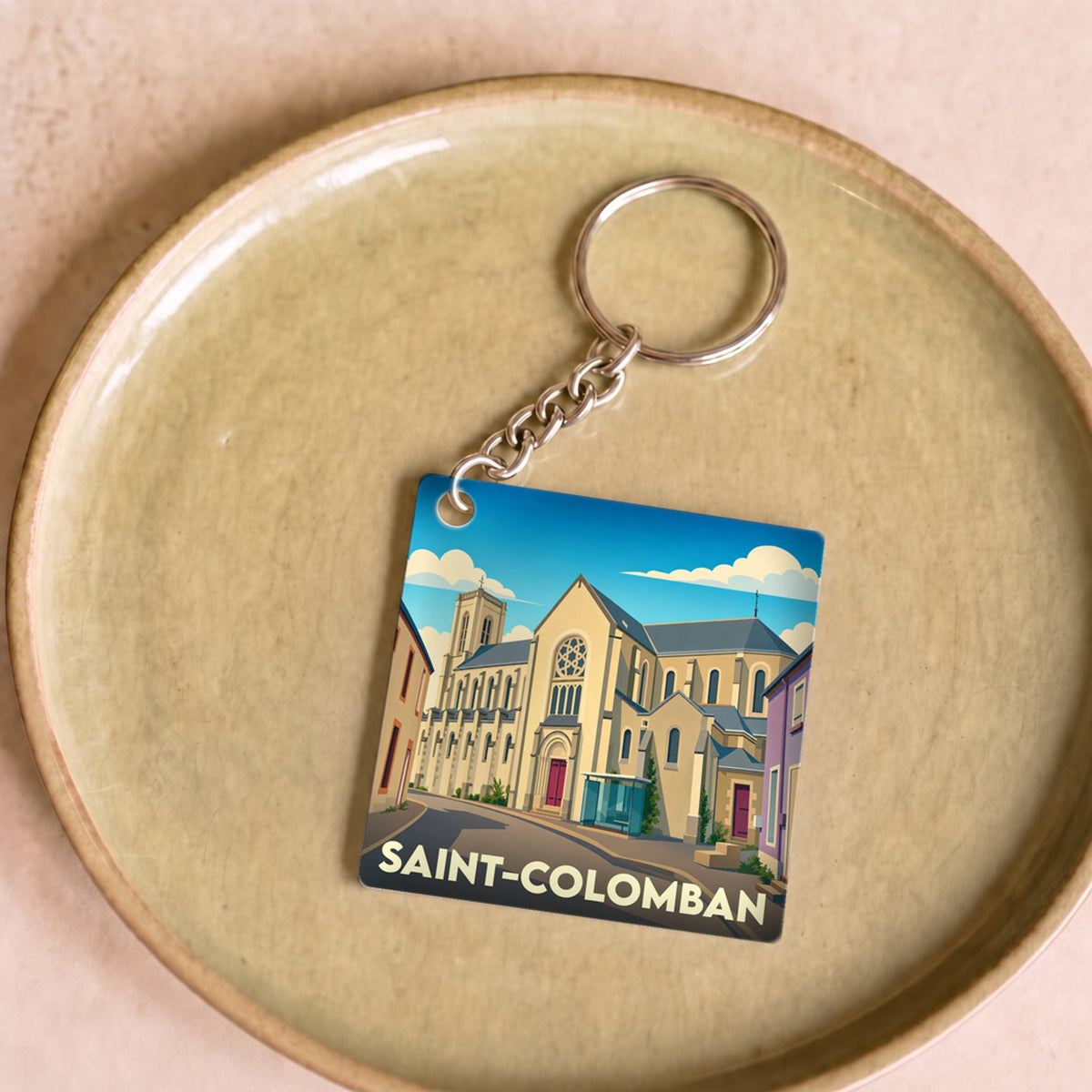 Porte-clés souvenir de la ville de Saint-Colomban avec une illustration stylisée de son église.