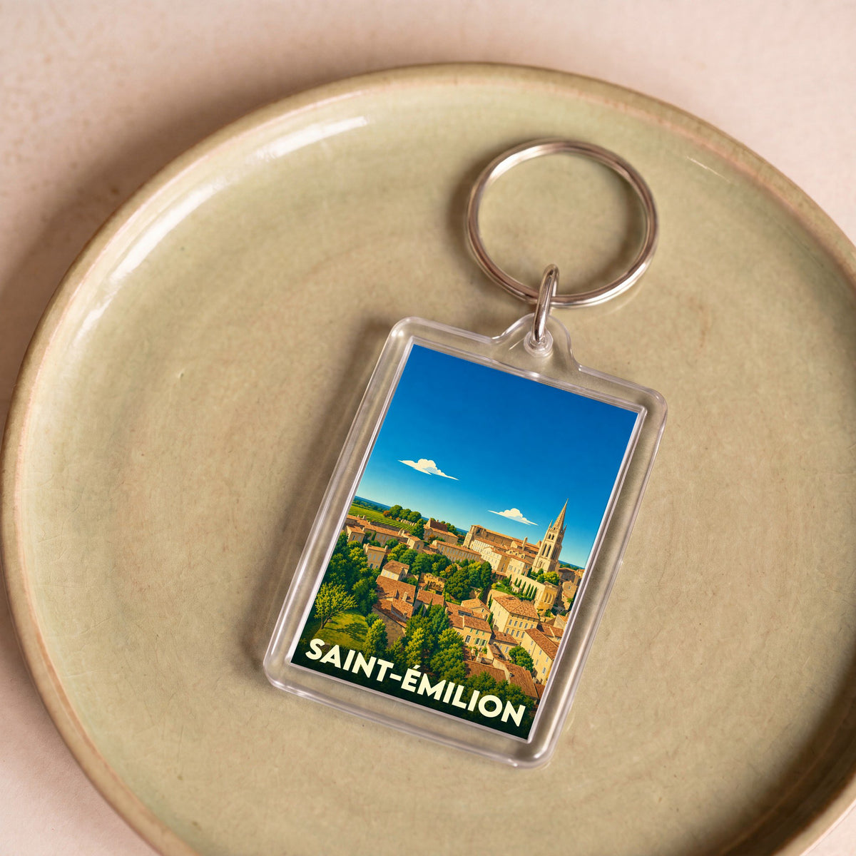 Porte-clés souvenir de la ville de Saint-Émilion avec une illustration stylisée.