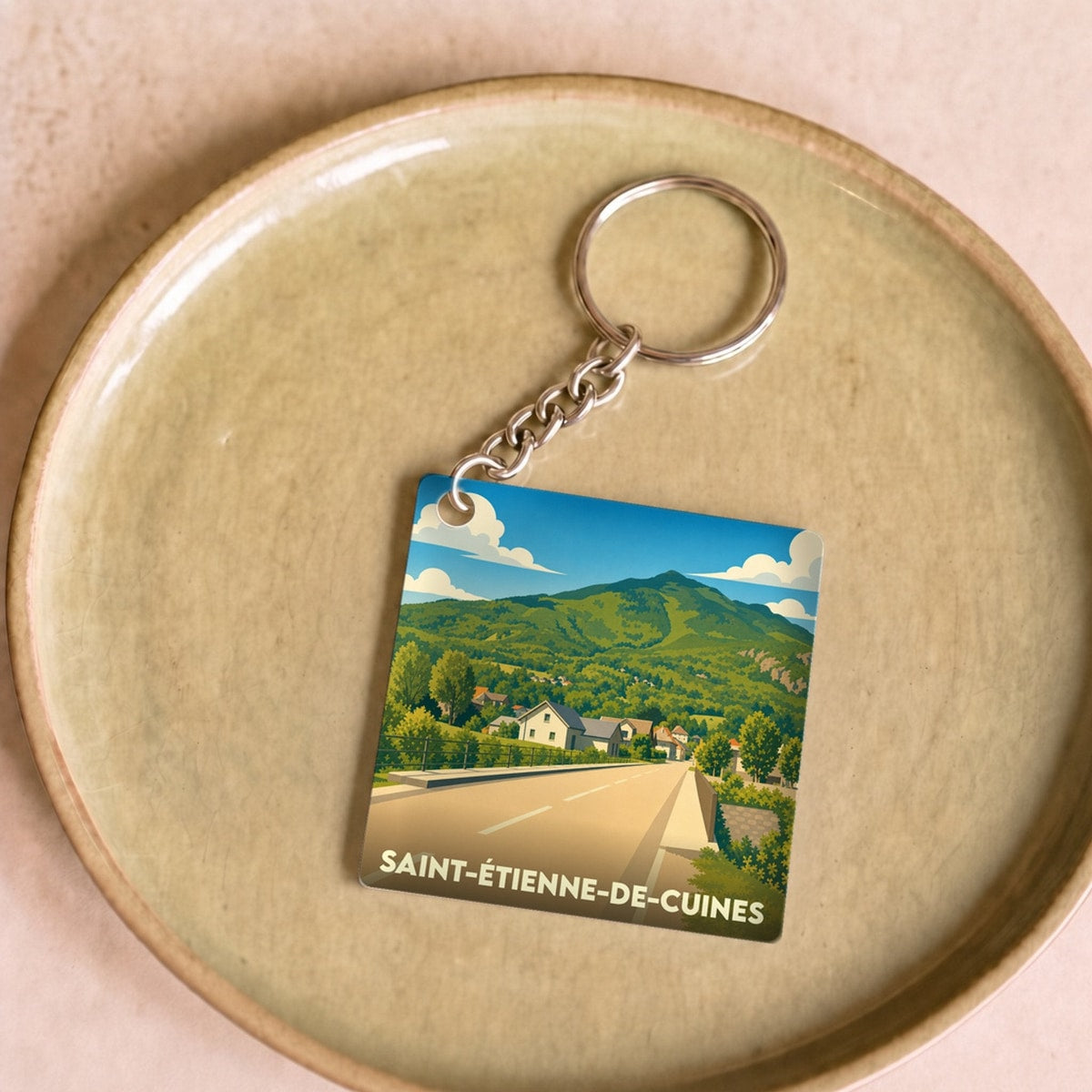Porte-clés souvenir de la ville de Saint-Étienne-de-Cuines avec une illustration stylisée.
