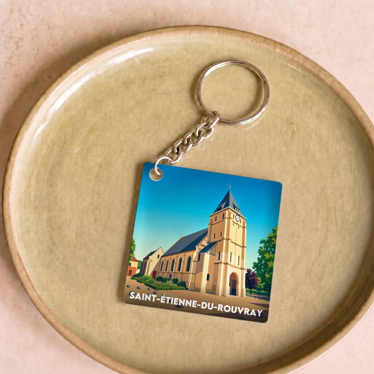 Porte-clés souvenir de la ville de Saint-Étienne-du-Rouvray avec une illustration stylisée de son église.