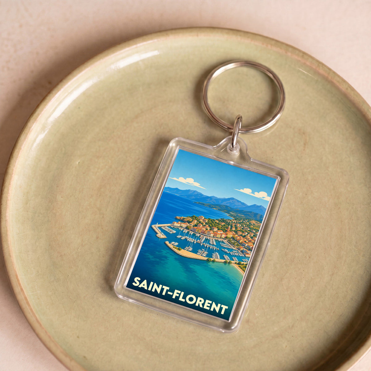 Porte-clés souvenir de la ville de Saint-Florent avec une illustration stylisée du port.