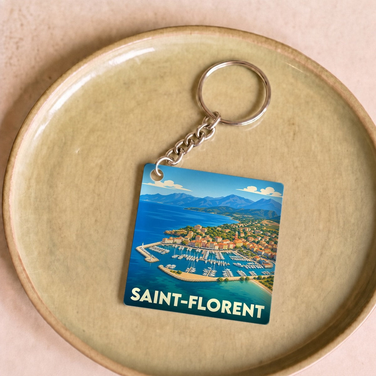 Porte-clés souvenir de la ville de Saint-Florent avec une illustration stylisée du port.