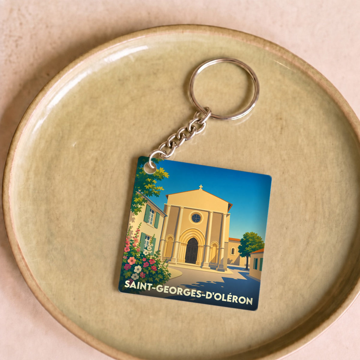 Porte-clés souvenir de la ville de Saint-Georges-d'Oléron avec une illustration stylisée de son église.