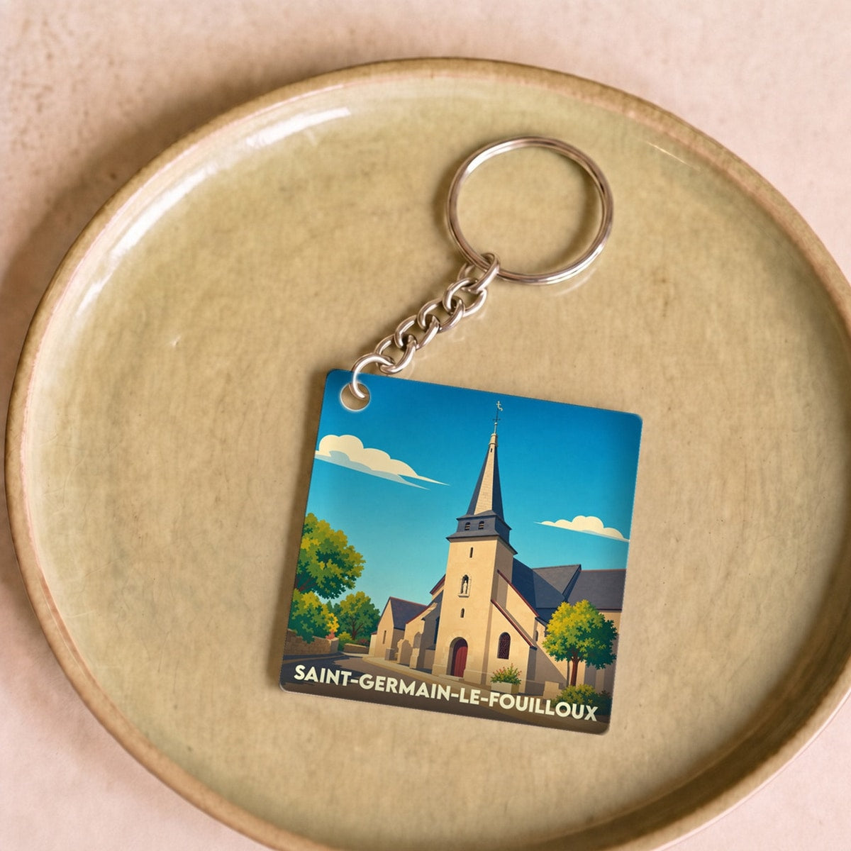 Porte-clés souvenir de la ville de Saint-Germain-le-Fouilloux avec une illustration stylisée de son église.