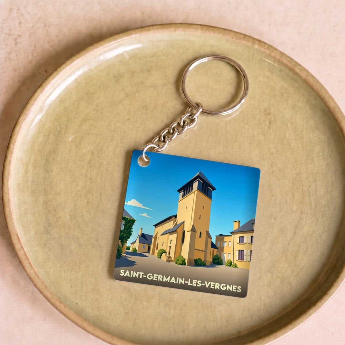 Porte-clés souvenir de Saint-Germain-les-Vergnes avec une illustration stylisée de son église.