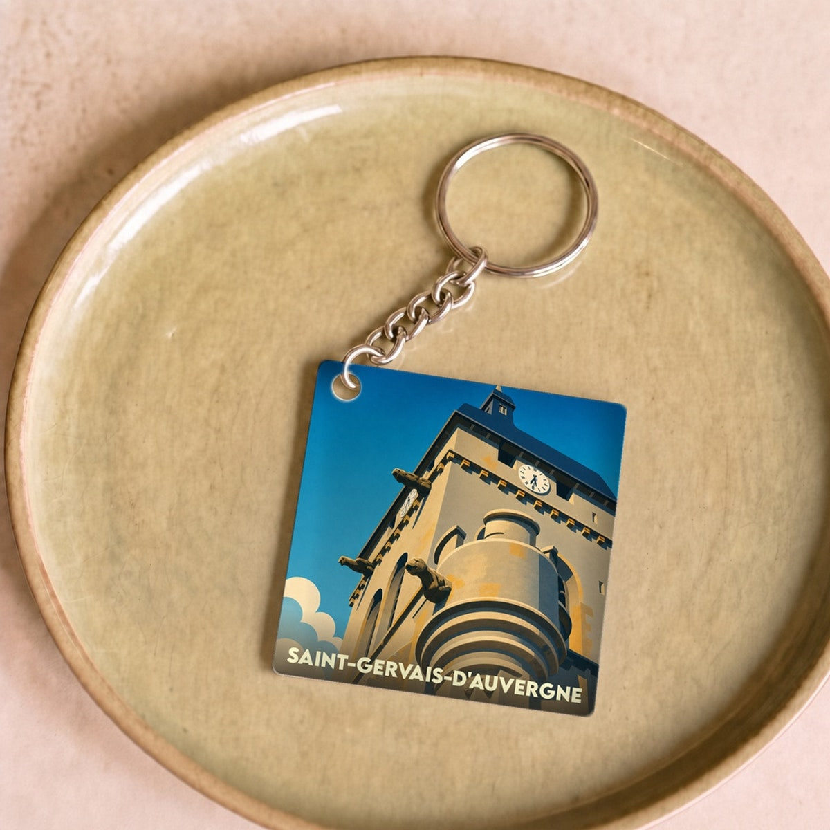 Porte-clés souvenir de la ville de Saint-Gervais-d'Auvergne avec une illustration stylisée de son clocher.