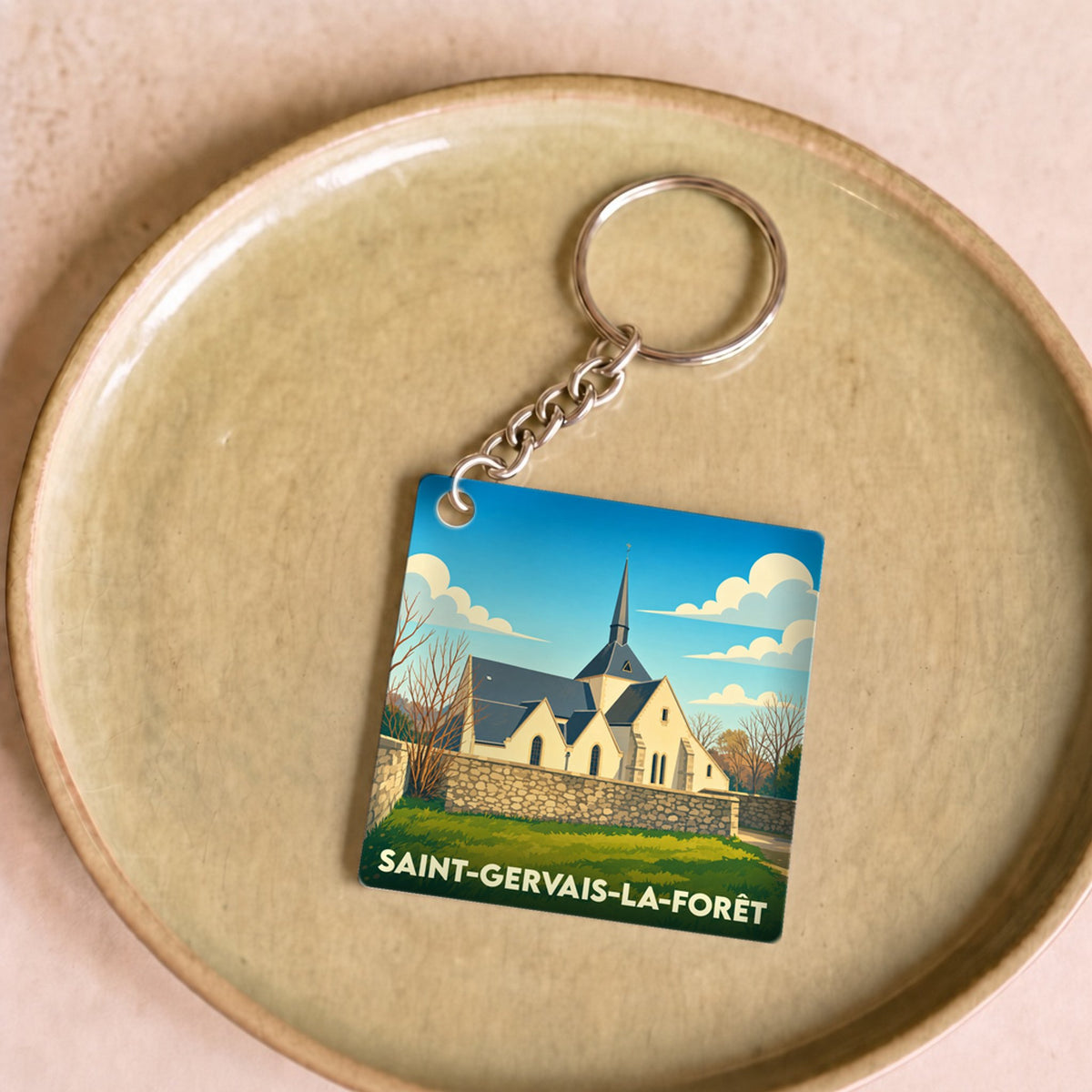 Porte-clés souvenir de Saint-Gervais-la-Forêt illustrant son église dans un style graphique épuré.