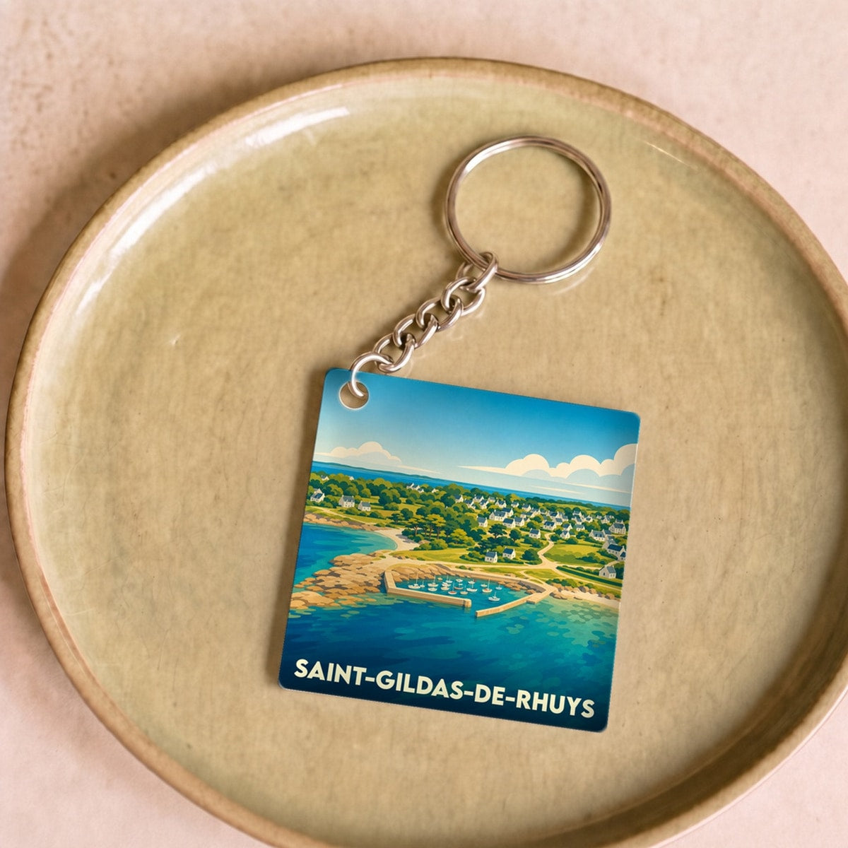 Porte-clés souvenir de Saint-Gildas-de-Rhuys avec une illustration stylisée de son littoral.