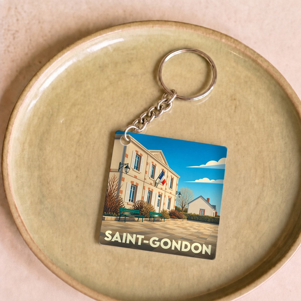 Porte-clés souvenir de la ville de Saint-Gondon avec une illustration stylisée de sa mairie.