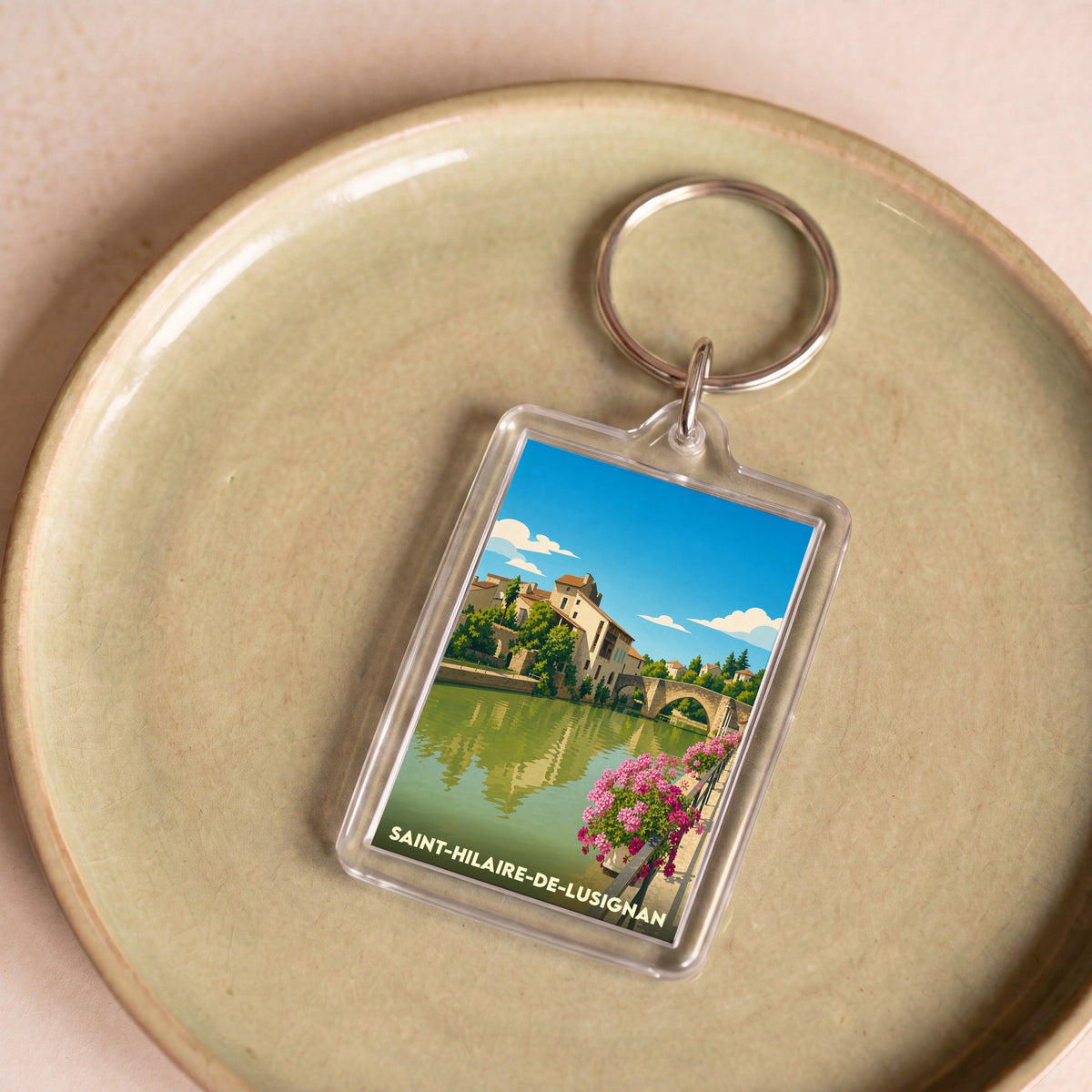 Porte-clés souvenir de la ville de Saint-Hilaire-de-Lusignan avec une illustration stylisée.