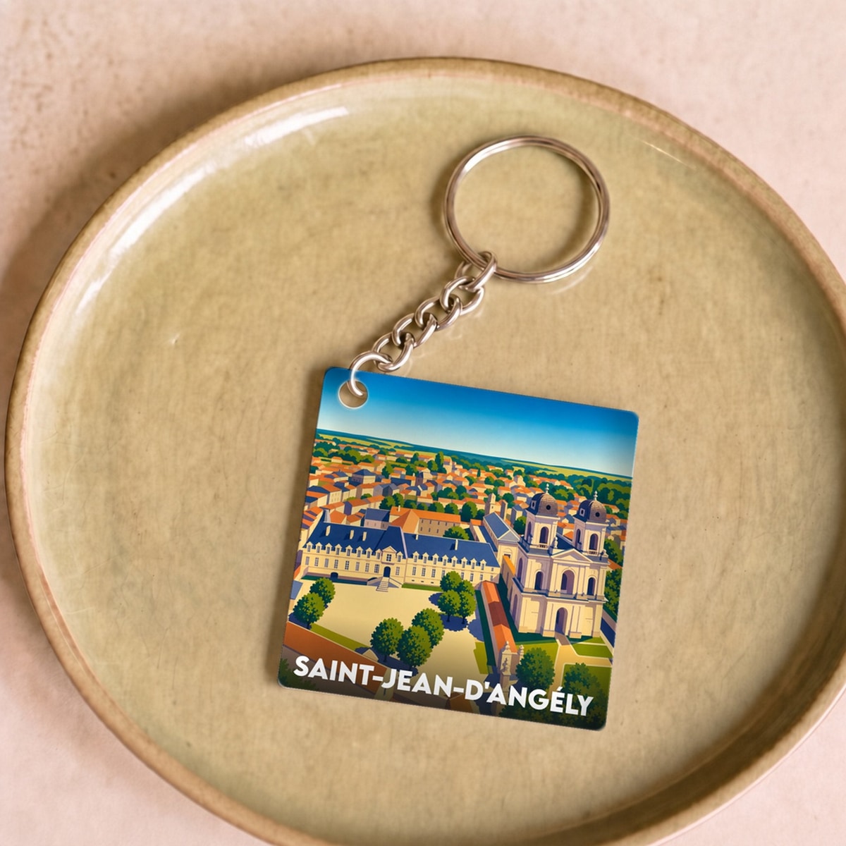 Porte-clés souvenir de la ville de Saint-Jean-d'Angély avec une illustration stylisée.